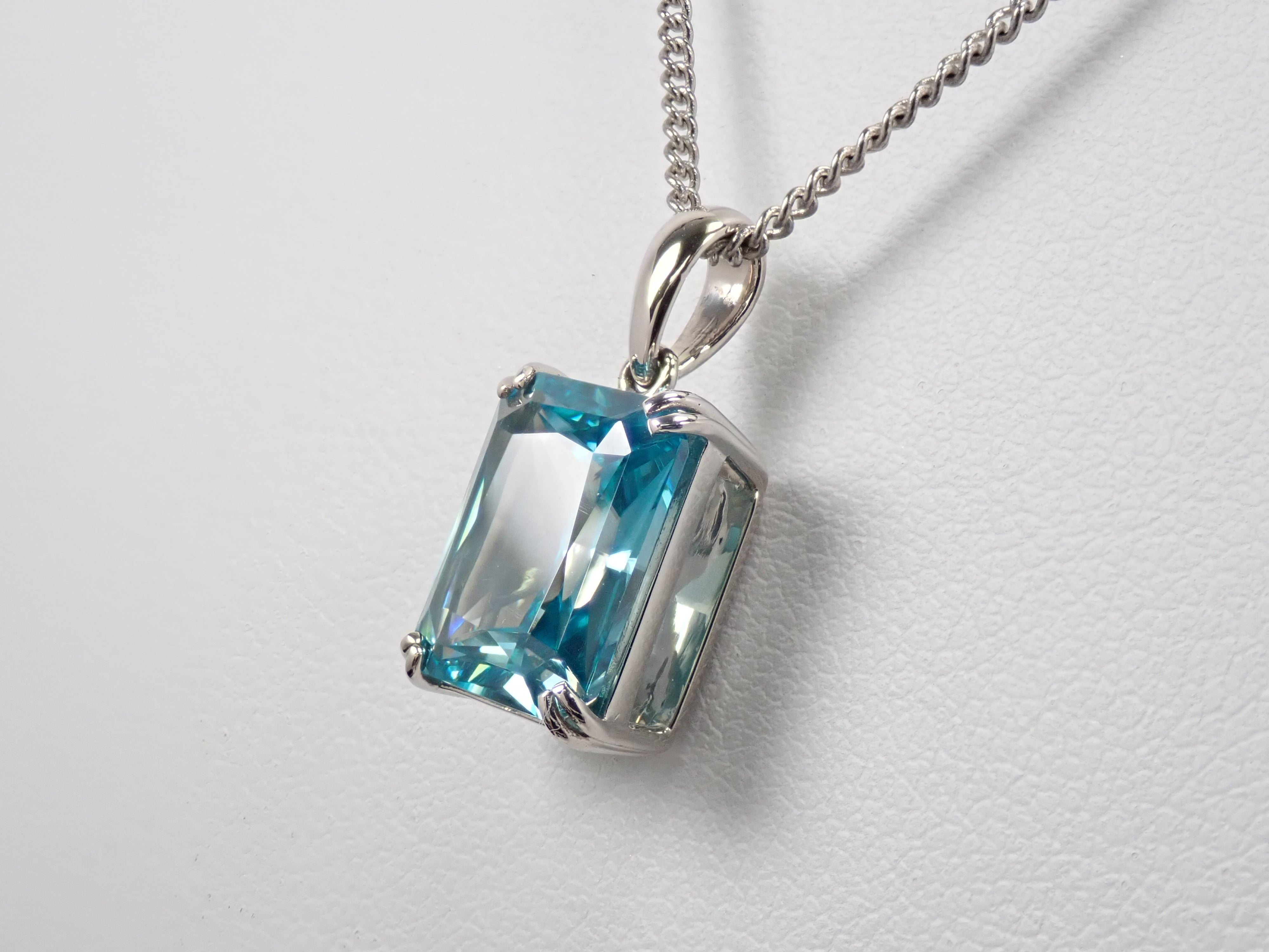 【22602713掲載】【カラフリ】Pt950 ブルージルコン（ラタナキリブルー） 5ct ペンダントトップ（ネックレストップ）鑑別書