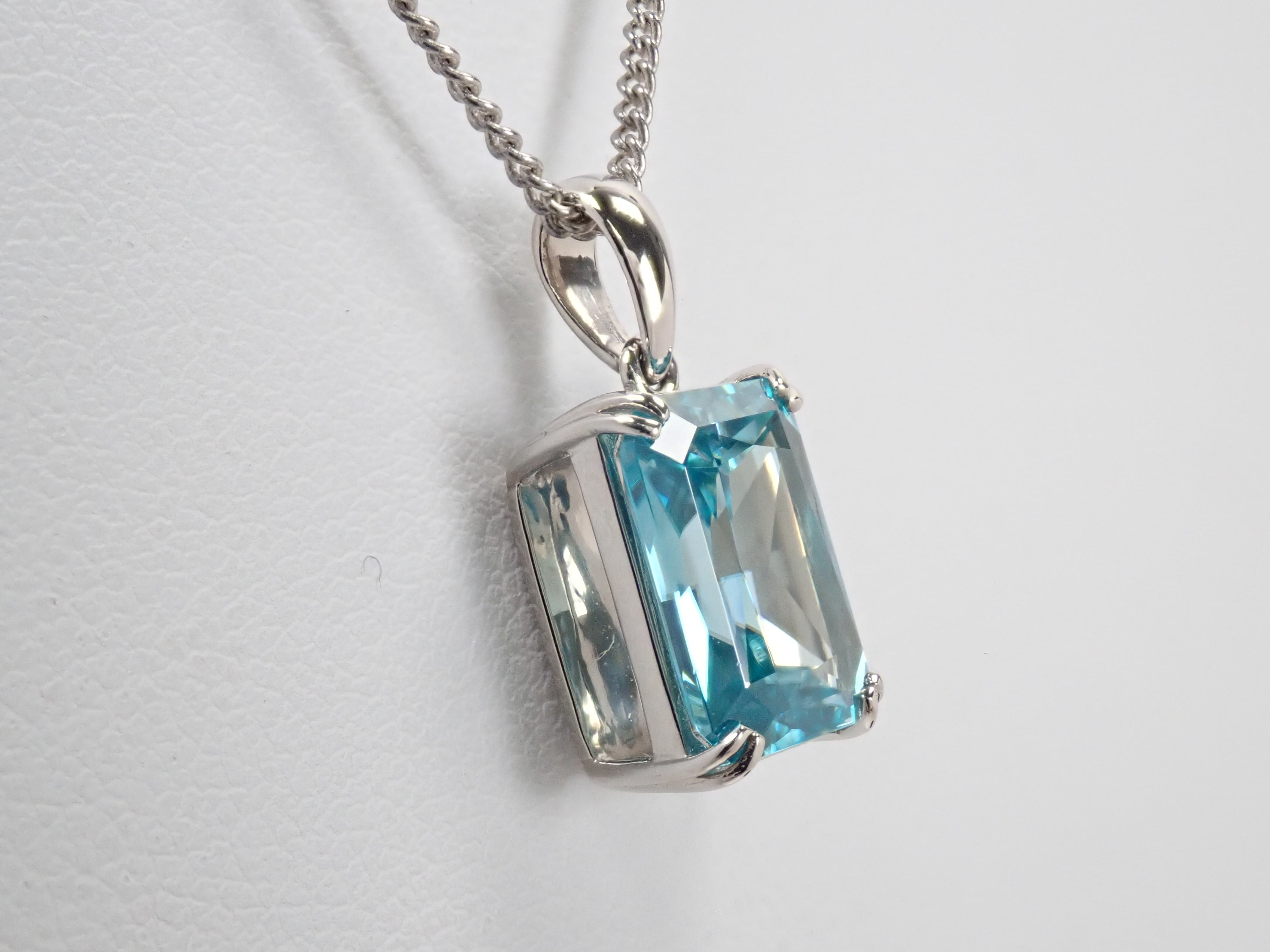 【22602713掲載】【カラフリ】Pt950 ブルージルコン（ラタナキリブルー） 5ct ペンダントトップ（ネックレストップ）鑑別書