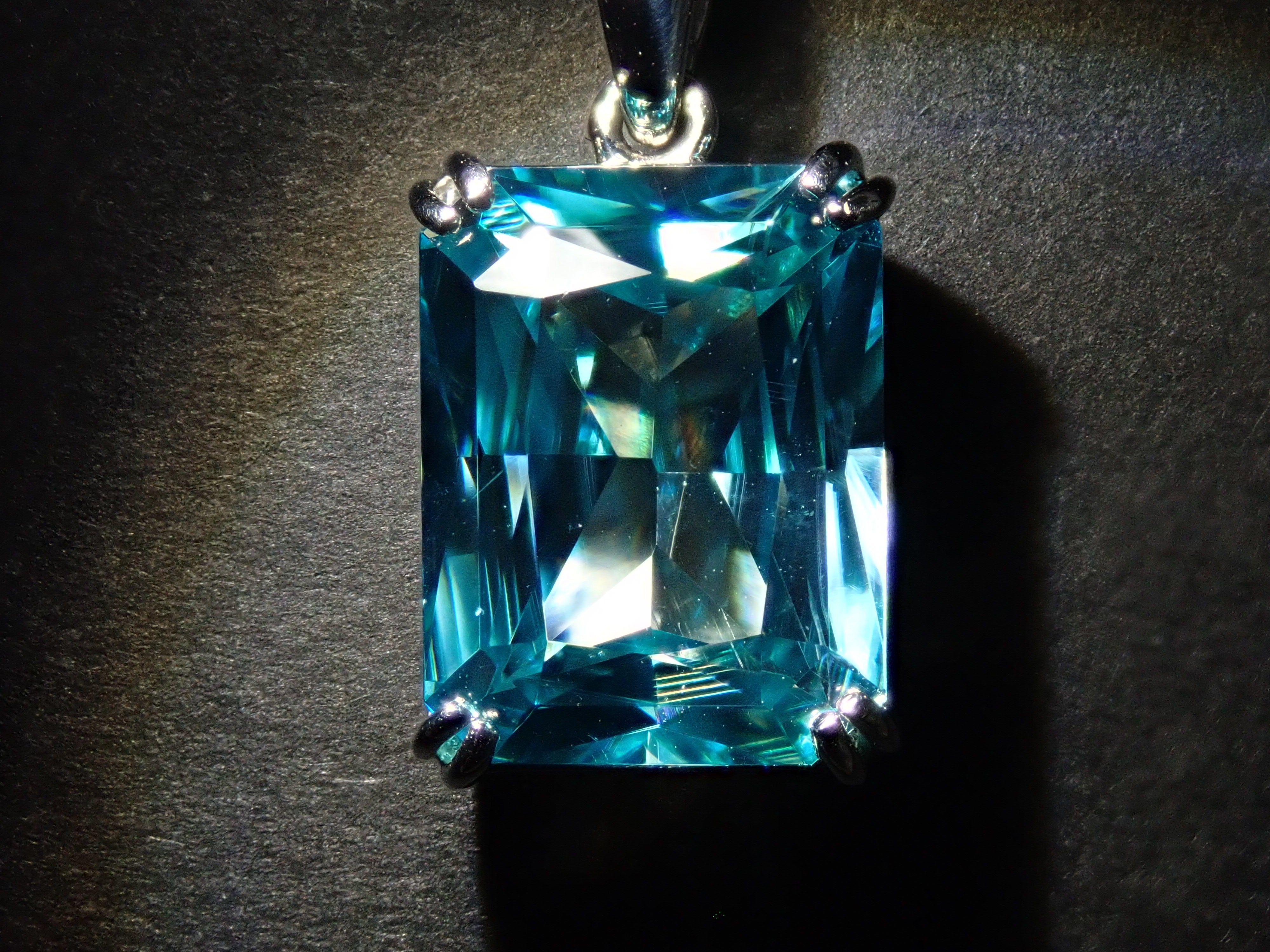 【22602713掲載】【カラフリ】Pt950 ブルージルコン（ラタナキリブルー） 5ct ペンダントトップ（ネックレストップ）鑑別書