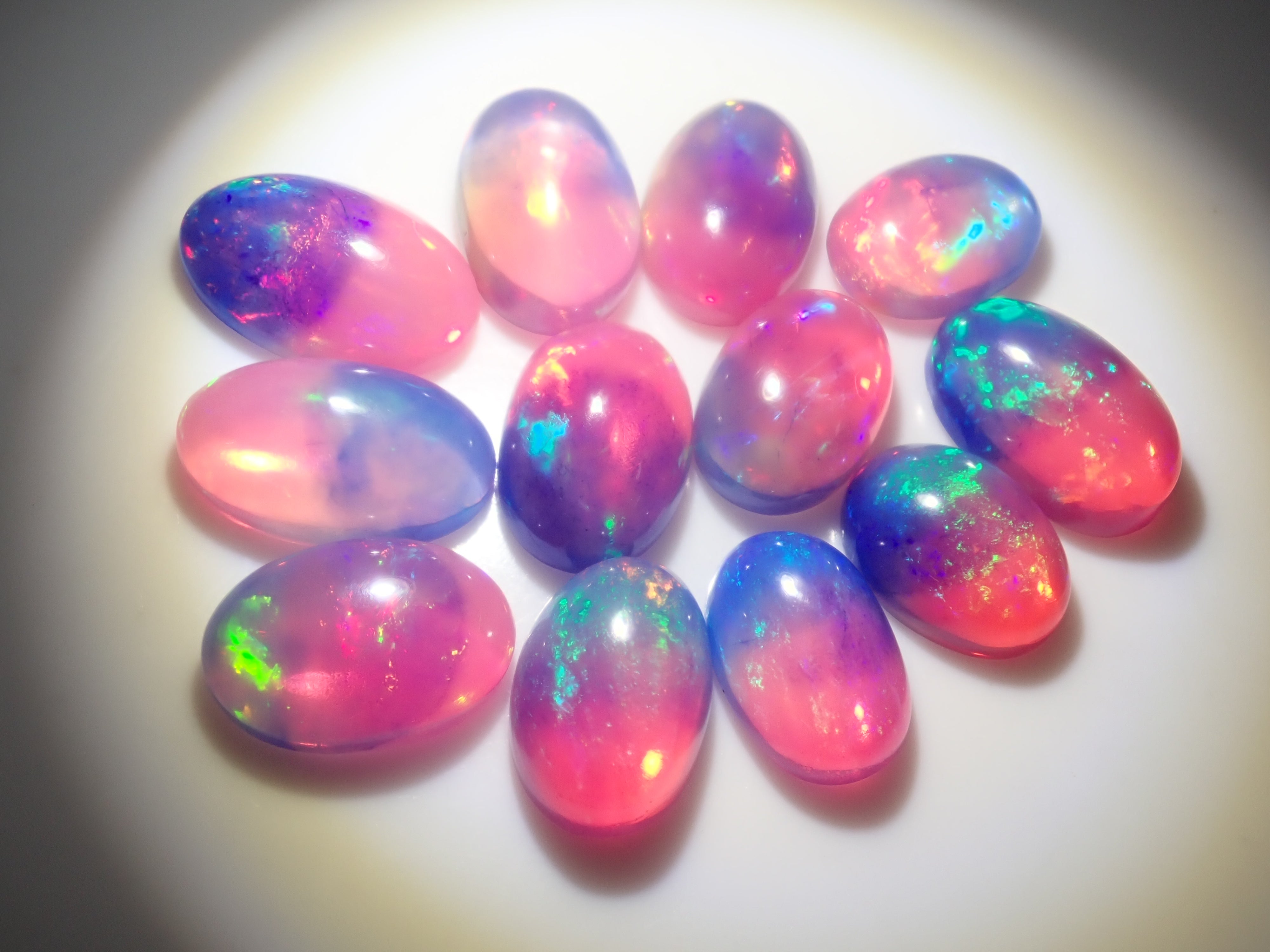 [On sale May 29th at 10 PM] "Checker x Sui" Koshu Kiseki Cut Mexican Fire Opal (usually 79,800 yen) Gacha with only 10 stones available. Win a Fire Opal (and receive one Contraluz!). [Multiple purchase discount available]
