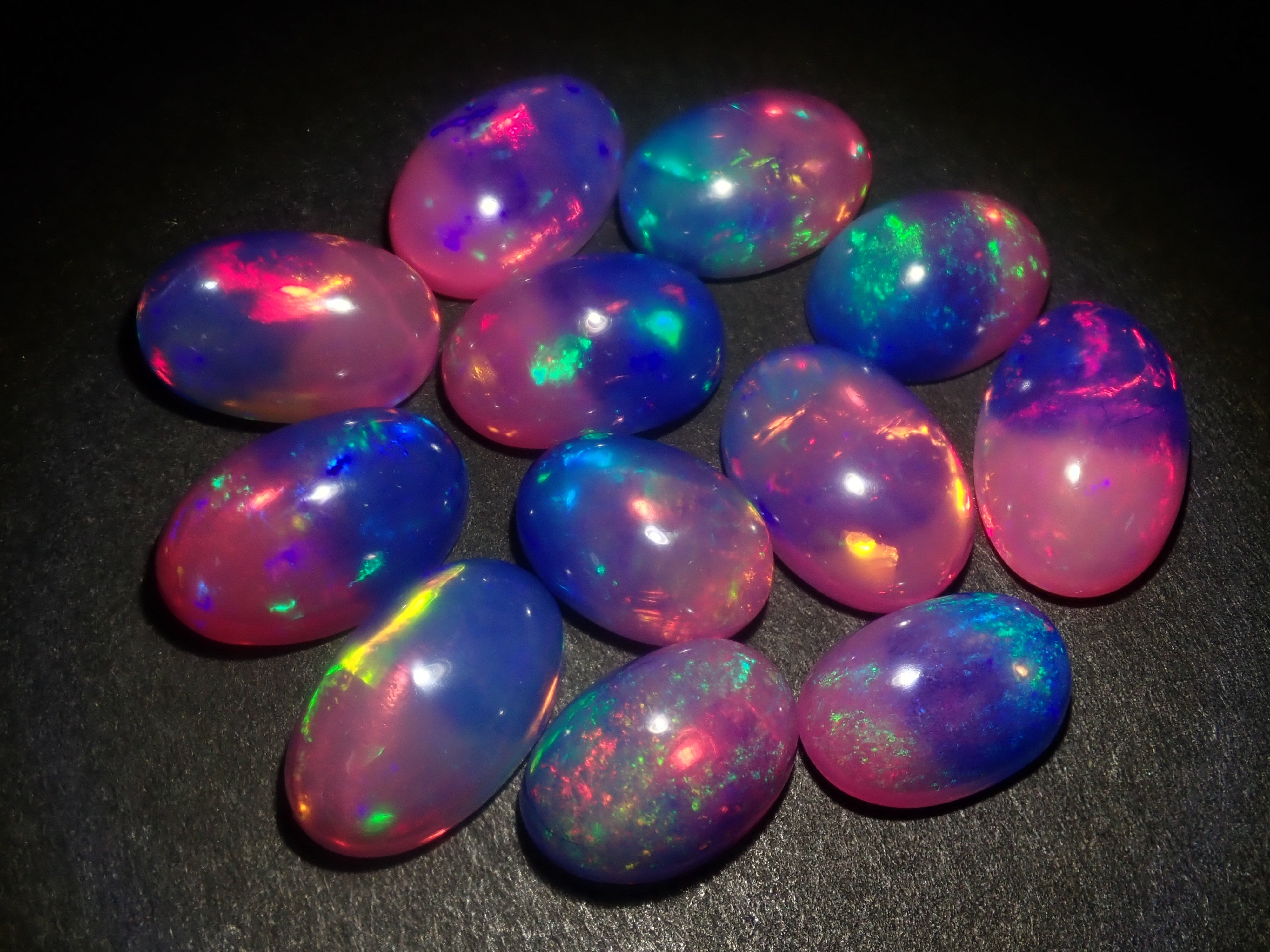 [On sale May 29th at 10 PM] "Checker x Sui" Koshu Kiseki Cut Mexican Fire Opal (usually 79,800 yen) Gacha with only 10 stones available. Win a Fire Opal (and receive one Contraluz!). [Multiple purchase discount available]