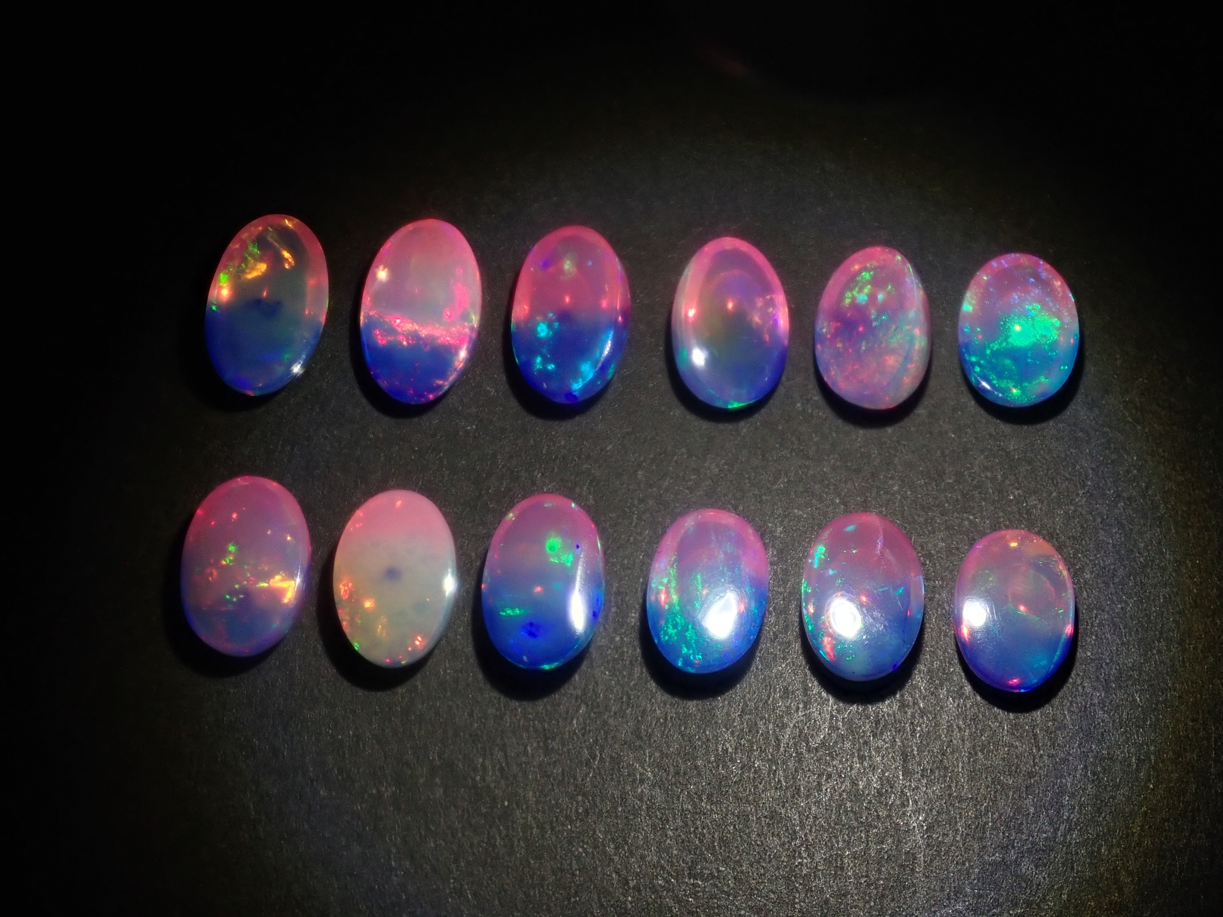 [On sale May 29th at 10 PM] "Checker x Sui" Koshu Kiseki Cut Mexican Fire Opal (usually 79,800 yen) Gacha with only 10 stones available. Win a Fire Opal (and receive one Contraluz!). [Multiple purchase discount available]