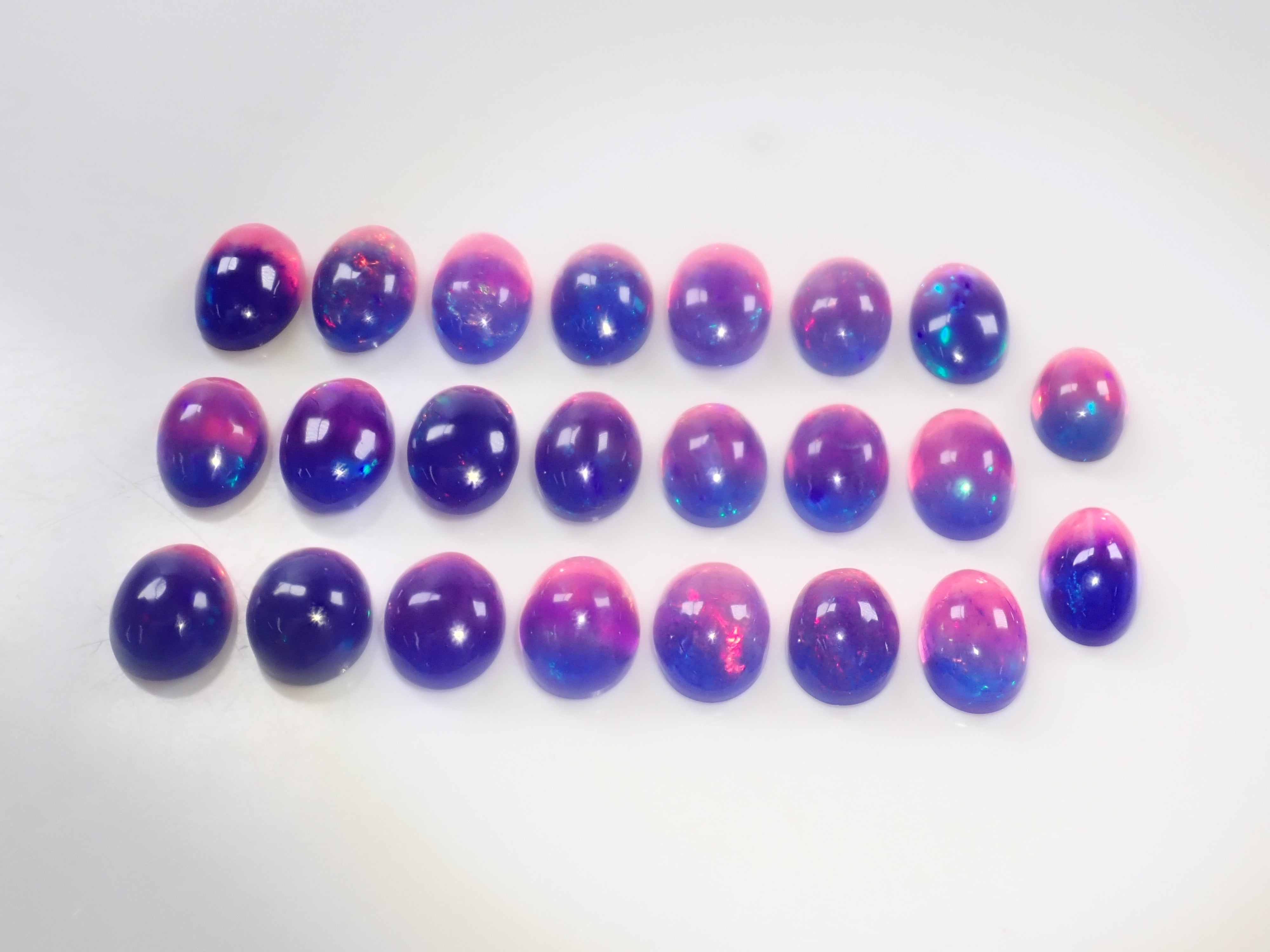 【8/28  22時販売】《限定23石》エチオピア産 バイカラーオパール（染色）ピンク×ブルー 1石 ルース（平均2.0ct,カボションカット）《複数購入割引有》　