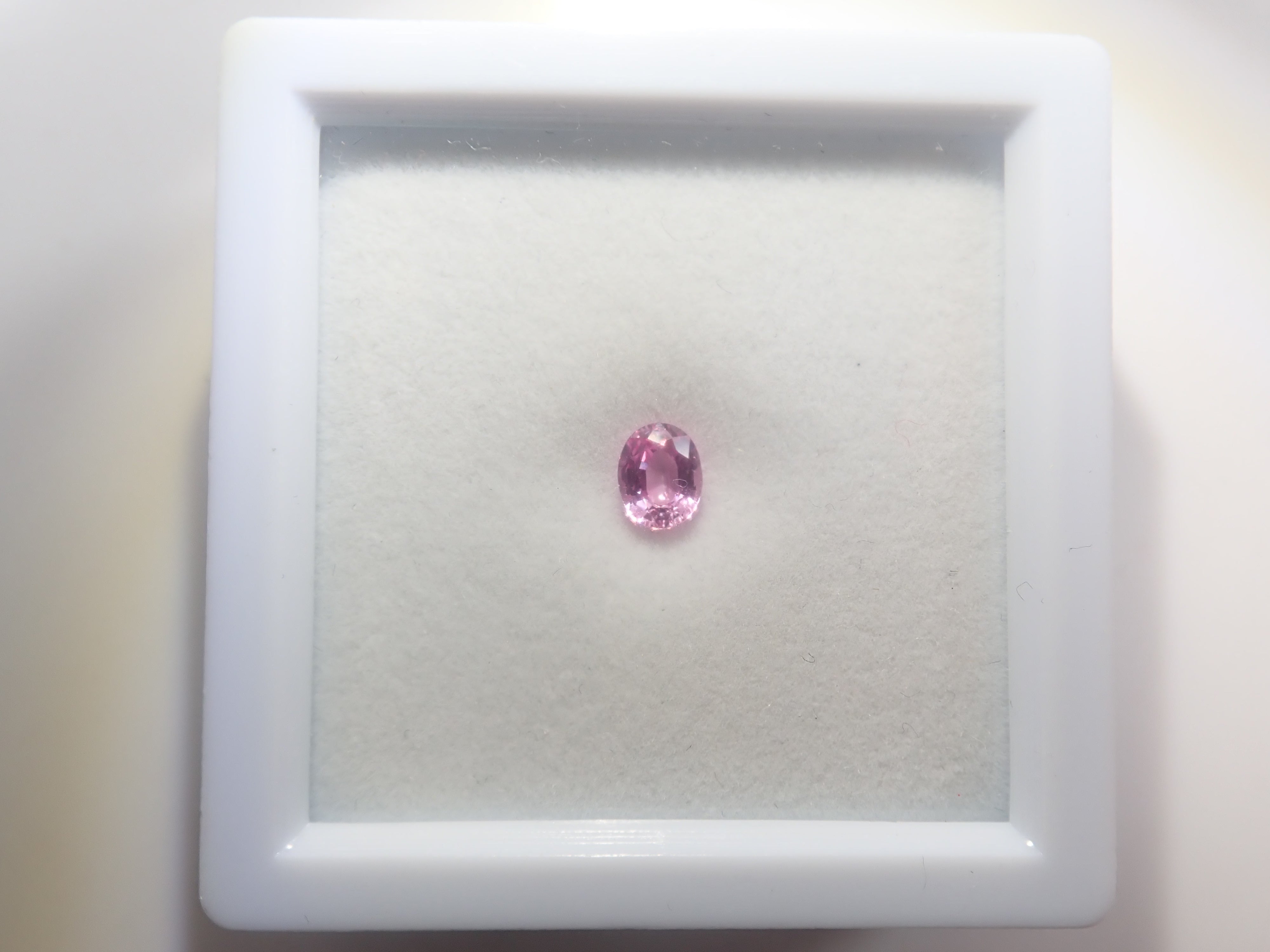 Limited to 10 stones: Madagascar pink sapphire (heart-shaped, including padparadscha color, approximately 3 x 2.3 mm) [Multiple purchase discounts available]