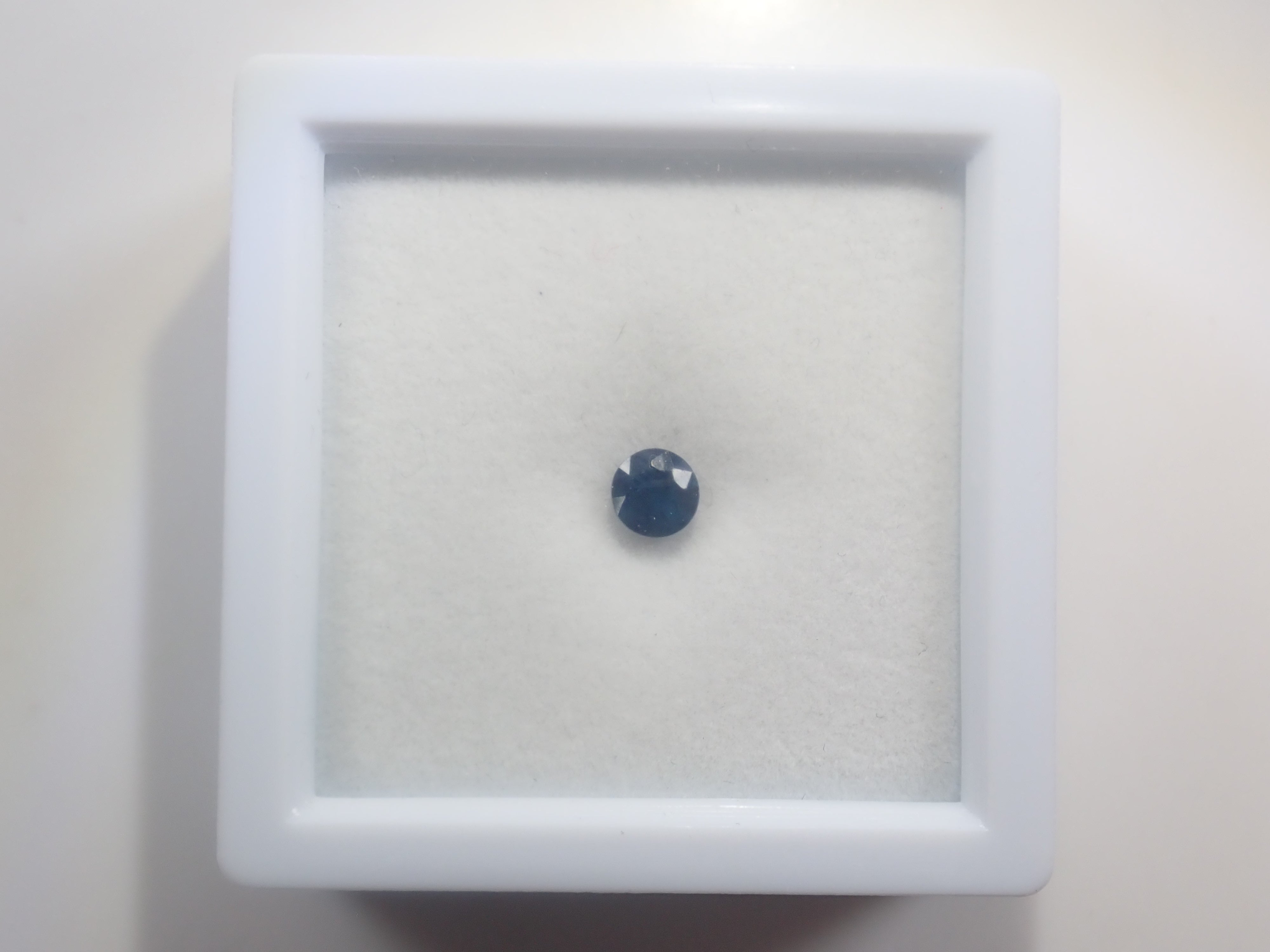 Limited to 10 stones: Madagascar pink sapphire (heart-shaped, including padparadscha color, approximately 3 x 2.3 mm) [Multiple purchase discounts available]