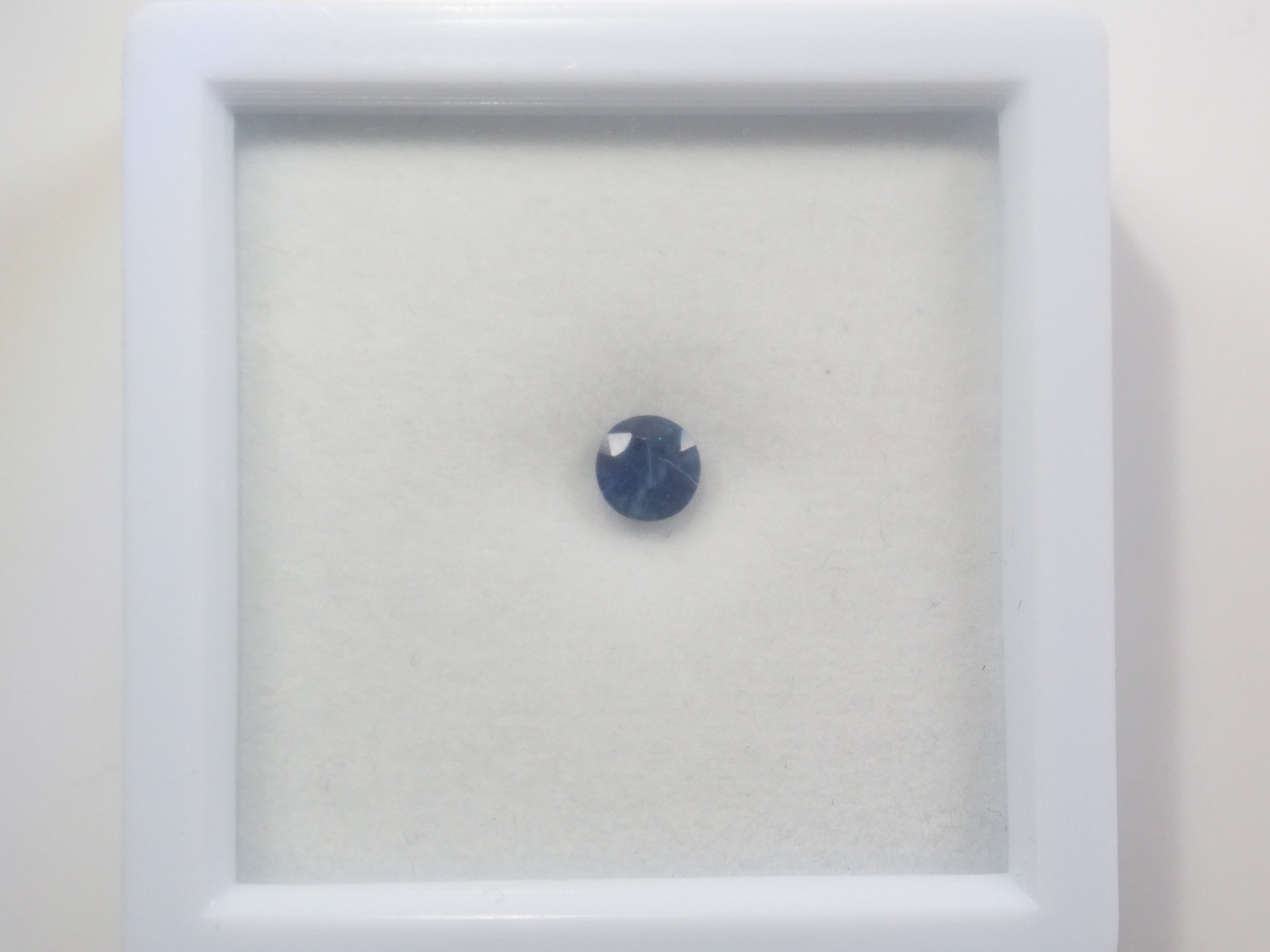 Limited to 10 stones: Madagascar pink sapphire (heart-shaped, including padparadscha color, approximately 3 x 2.3 mm) [Multiple purchase discounts available]