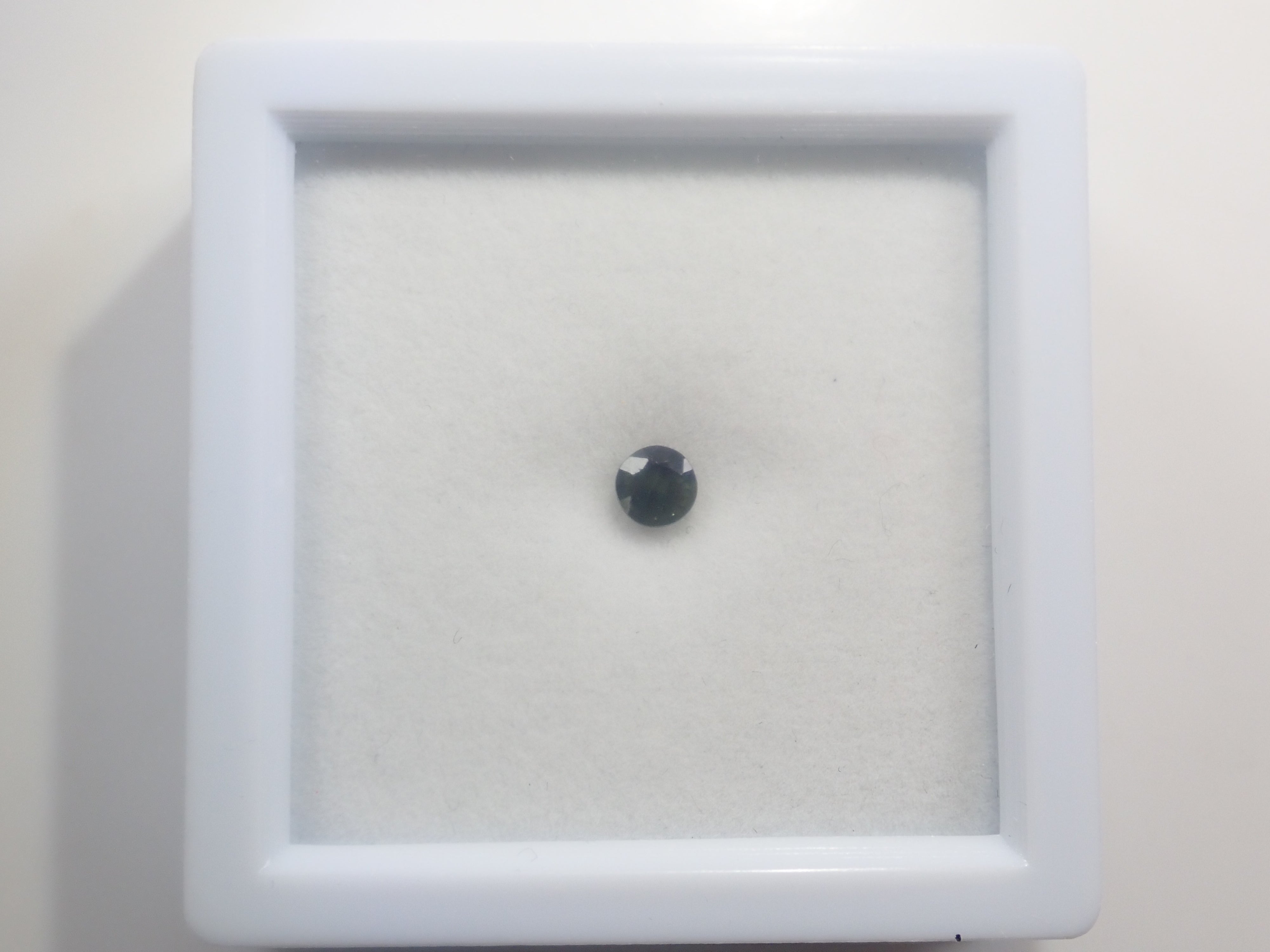 Limited to 10 stones: Madagascar pink sapphire (heart-shaped, including padparadscha color, approximately 3 x 2.3 mm) [Multiple purchase discounts available]