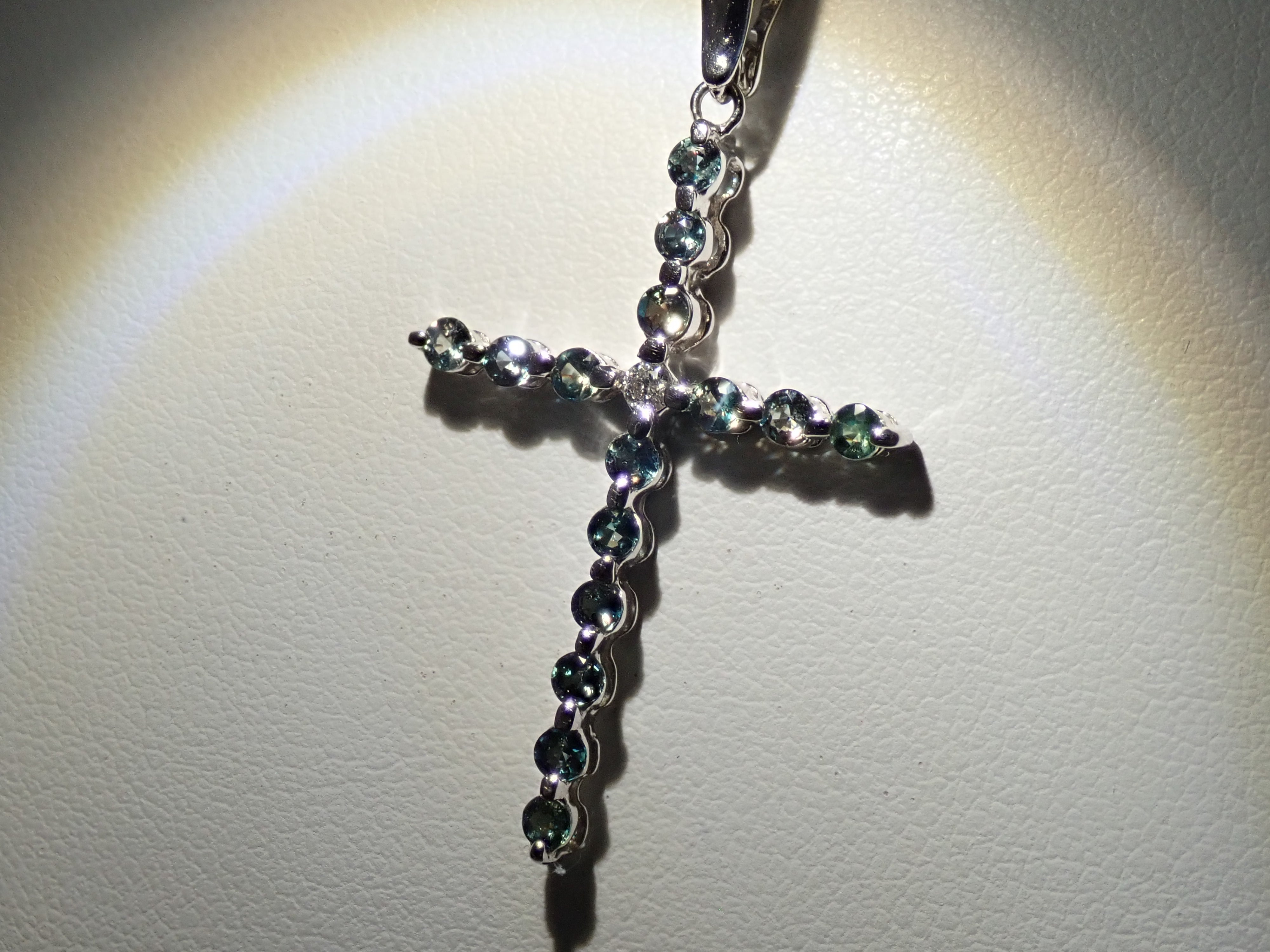 【22602715掲載】【カラフリ】K18WG アレキサンドライト 0.64ct ダイヤモンド0.04ctペンダントトップ（ネックレストップ）鑑別書