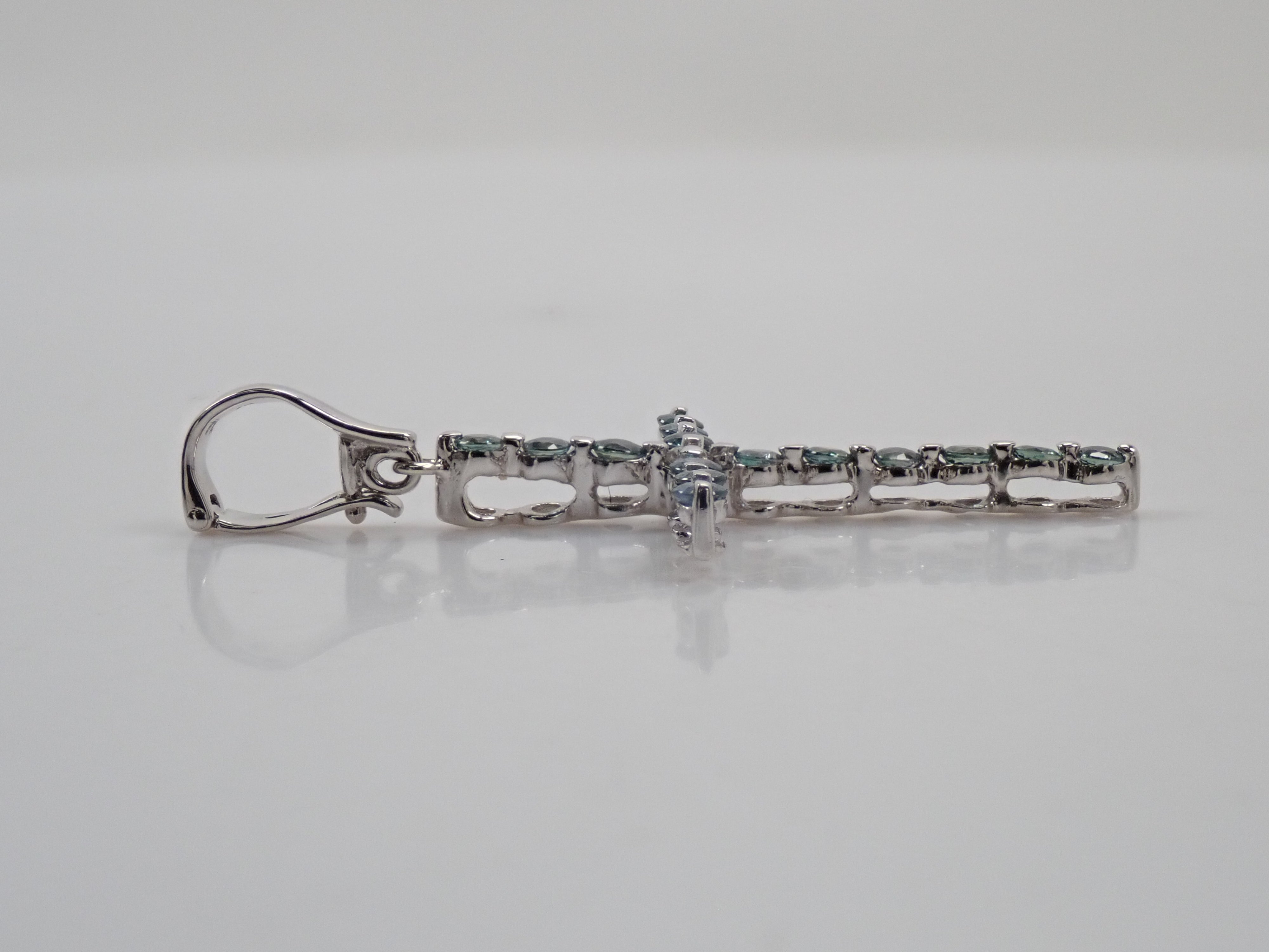 【22602715掲載】【カラフリ】K18WG アレキサンドライト 0.64ct ダイヤモンド0.04ctペンダントトップ（ネックレストップ）鑑別書