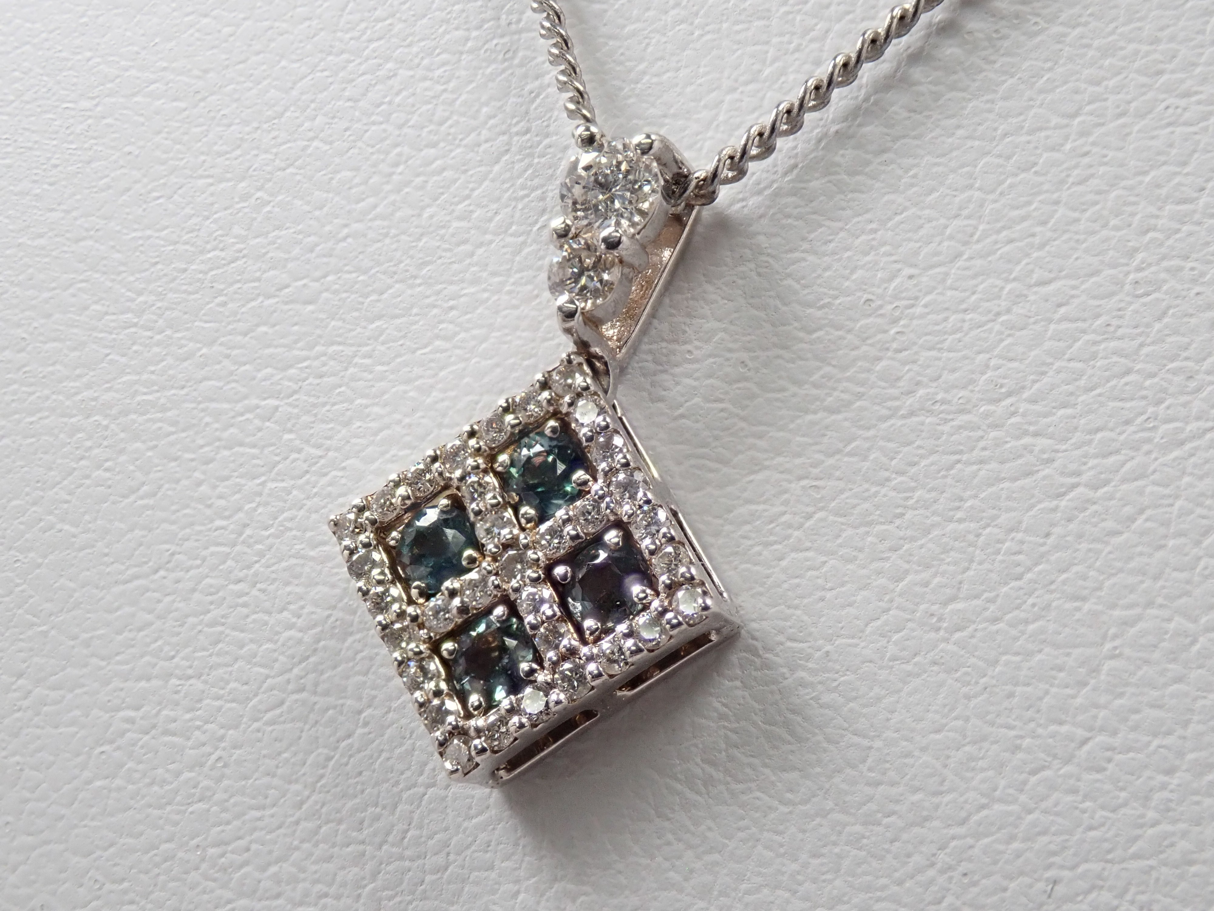 【22602716掲載】【カラフリ】K18WG アレキサンドライト 0.32ct ダイヤモンド0.29ctペンダントトップ（ネックレストップ）鑑別書