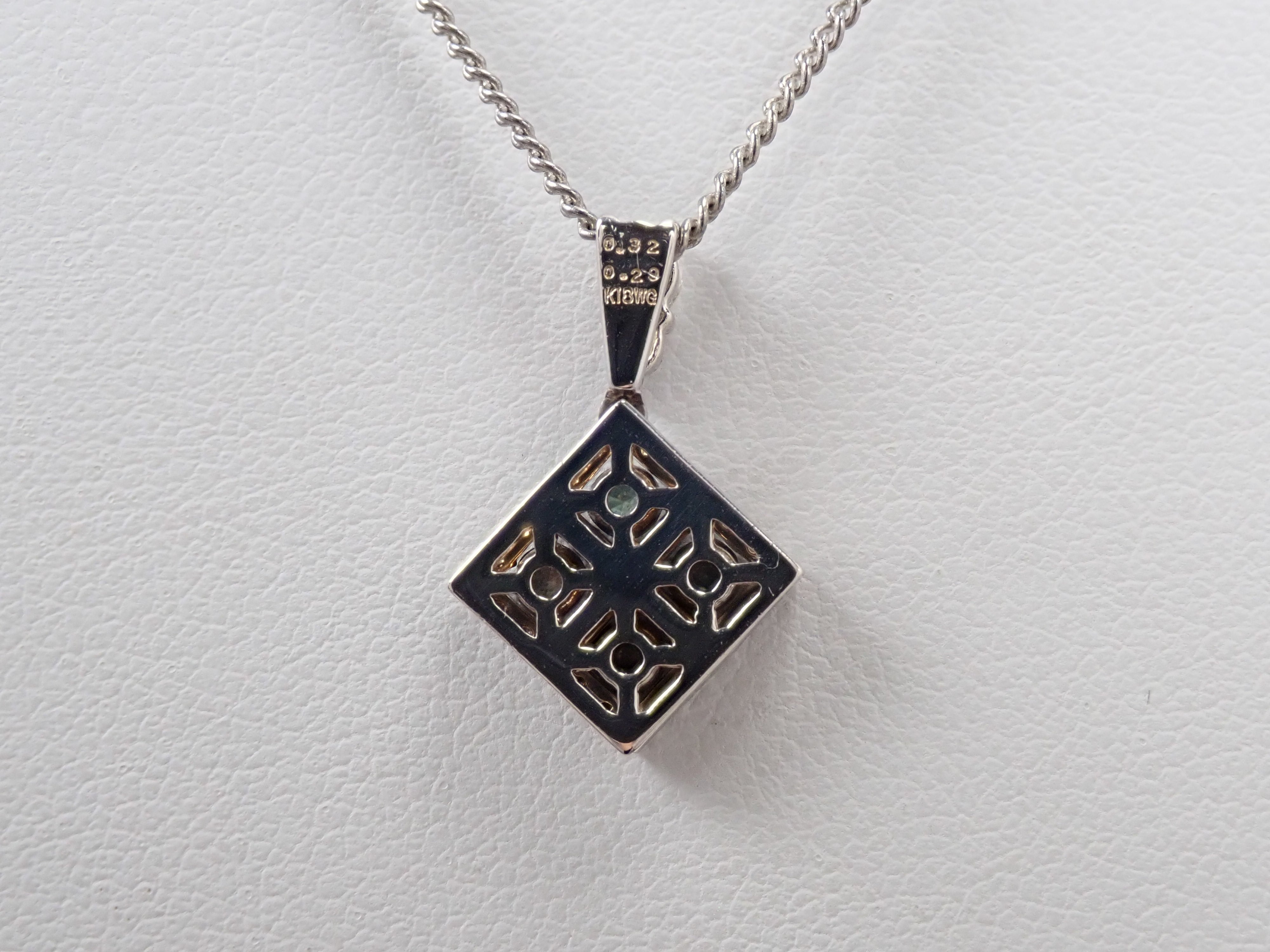 【22602716掲載】【カラフリ】K18WG アレキサンドライト 0.32ct ダイヤモンド0.29ctペンダントトップ（ネックレストップ）鑑別書