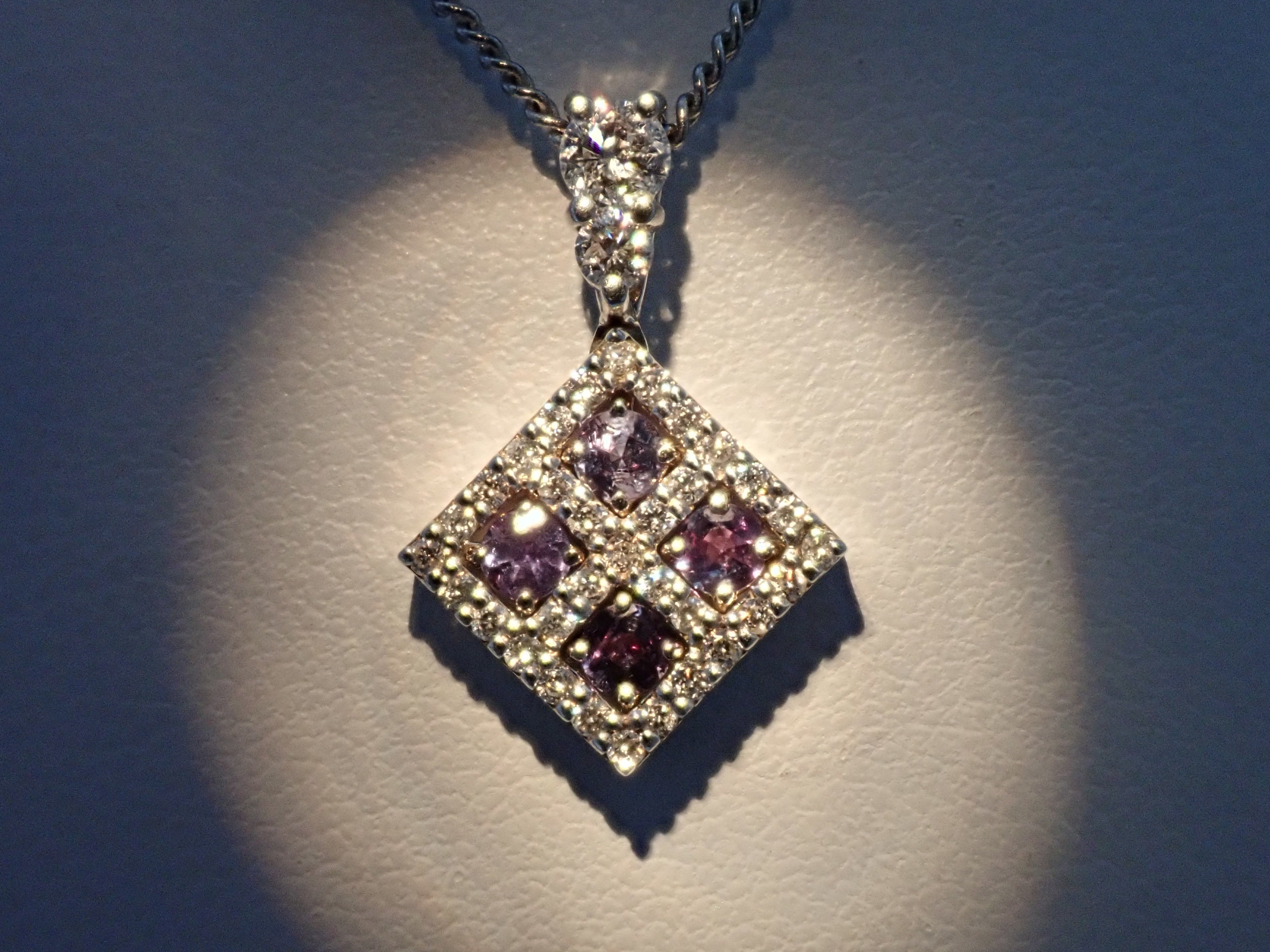 【22602716掲載】【カラフリ】K18WG アレキサンドライト 0.32ct ダイヤモンド0.29ctペンダントトップ（ネックレストップ）鑑別書