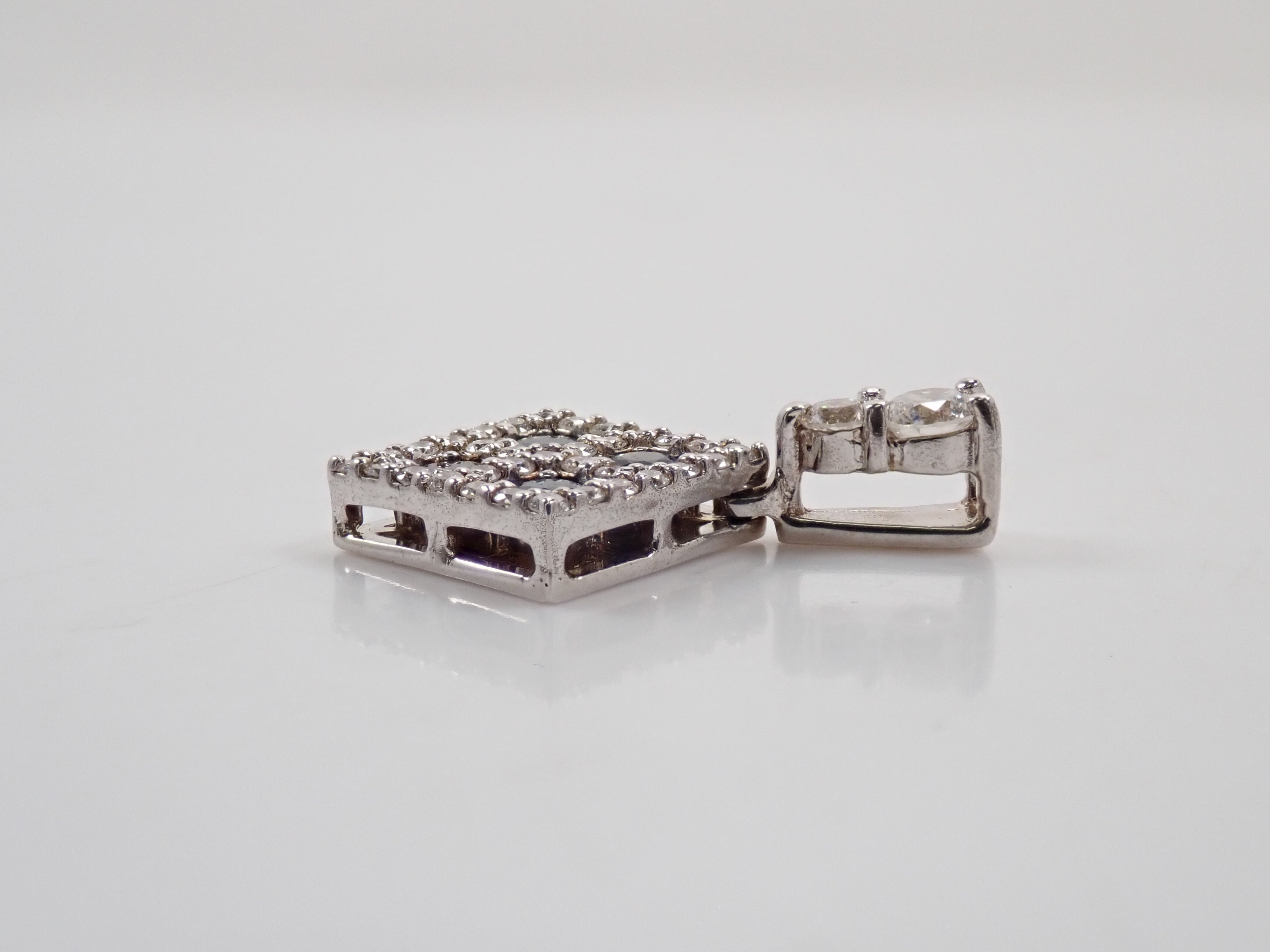 【22602716掲載】【カラフリ】K18WG アレキサンドライト 0.32ct ダイヤモンド0.29ctペンダントトップ（ネックレストップ）鑑別書