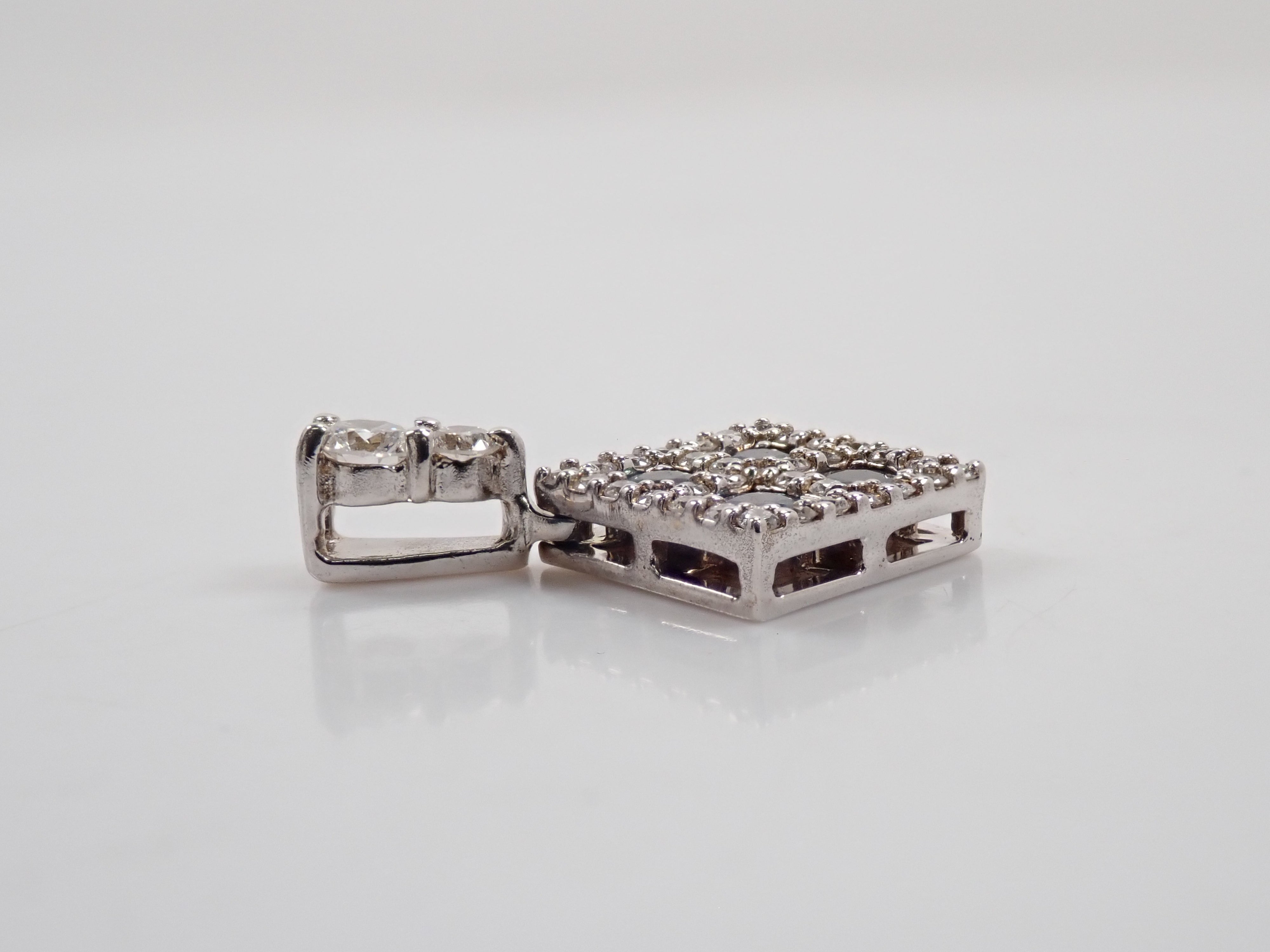 【22602716掲載】【カラフリ】K18WG アレキサンドライト 0.32ct ダイヤモンド0.29ctペンダントトップ（ネックレストップ）鑑別書