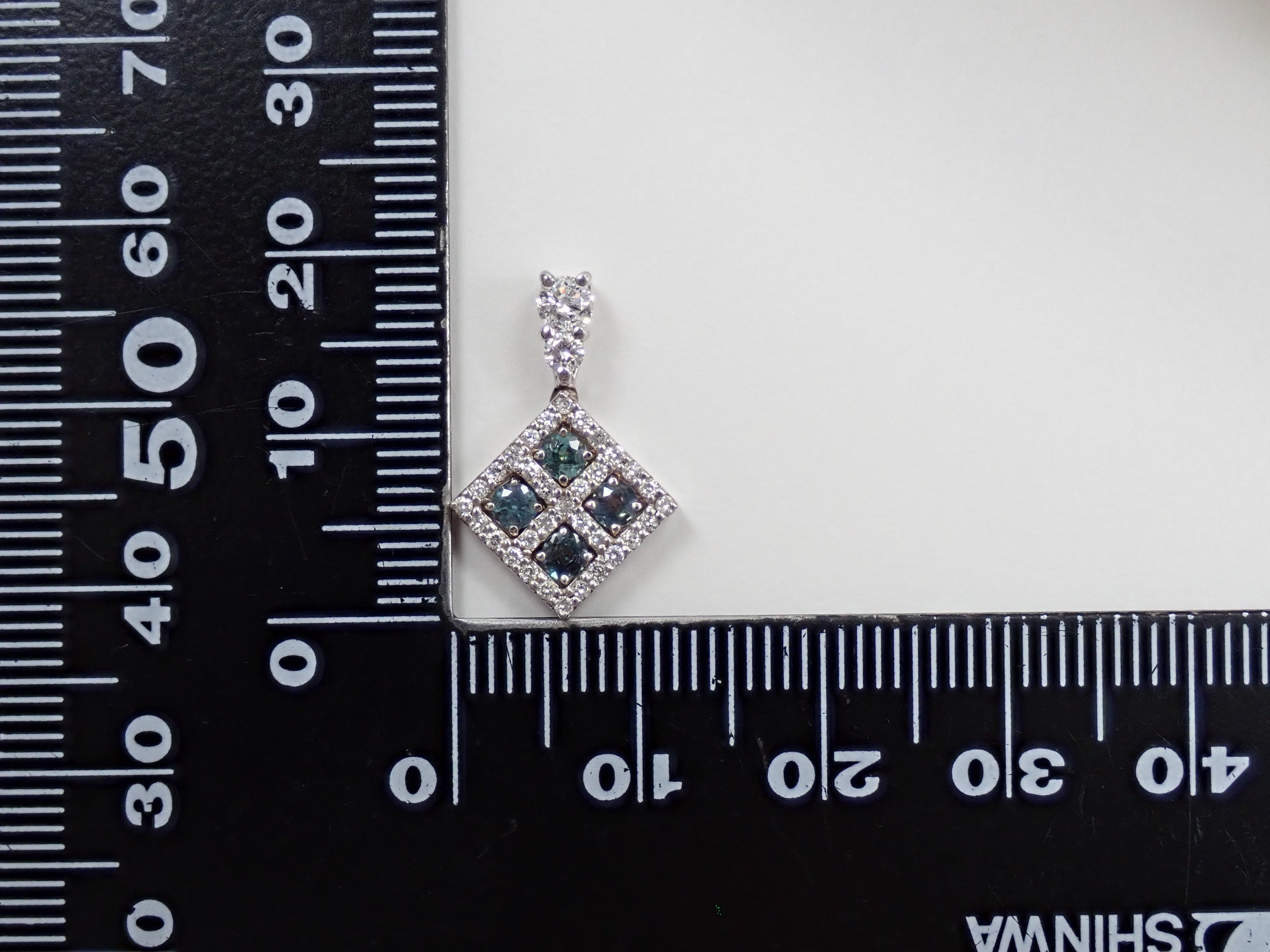 【22602716掲載】【カラフリ】K18WG アレキサンドライト 0.32ct ダイヤモンド0.29ctペンダントトップ（ネックレストップ）鑑別書