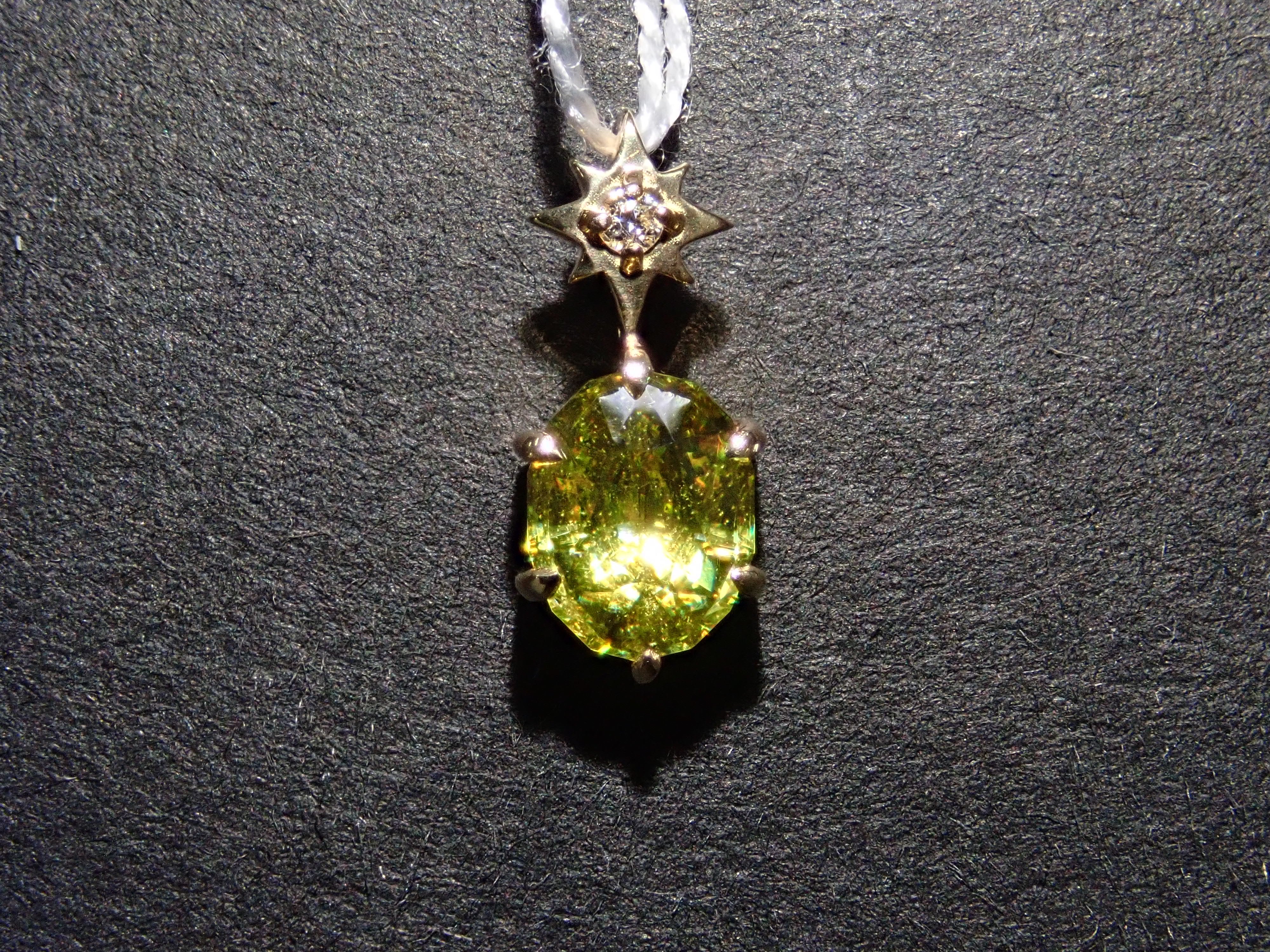 【22602500掲載】K18YG スフェーン 0.597ct ペンダントトップ（ネックレストップ）