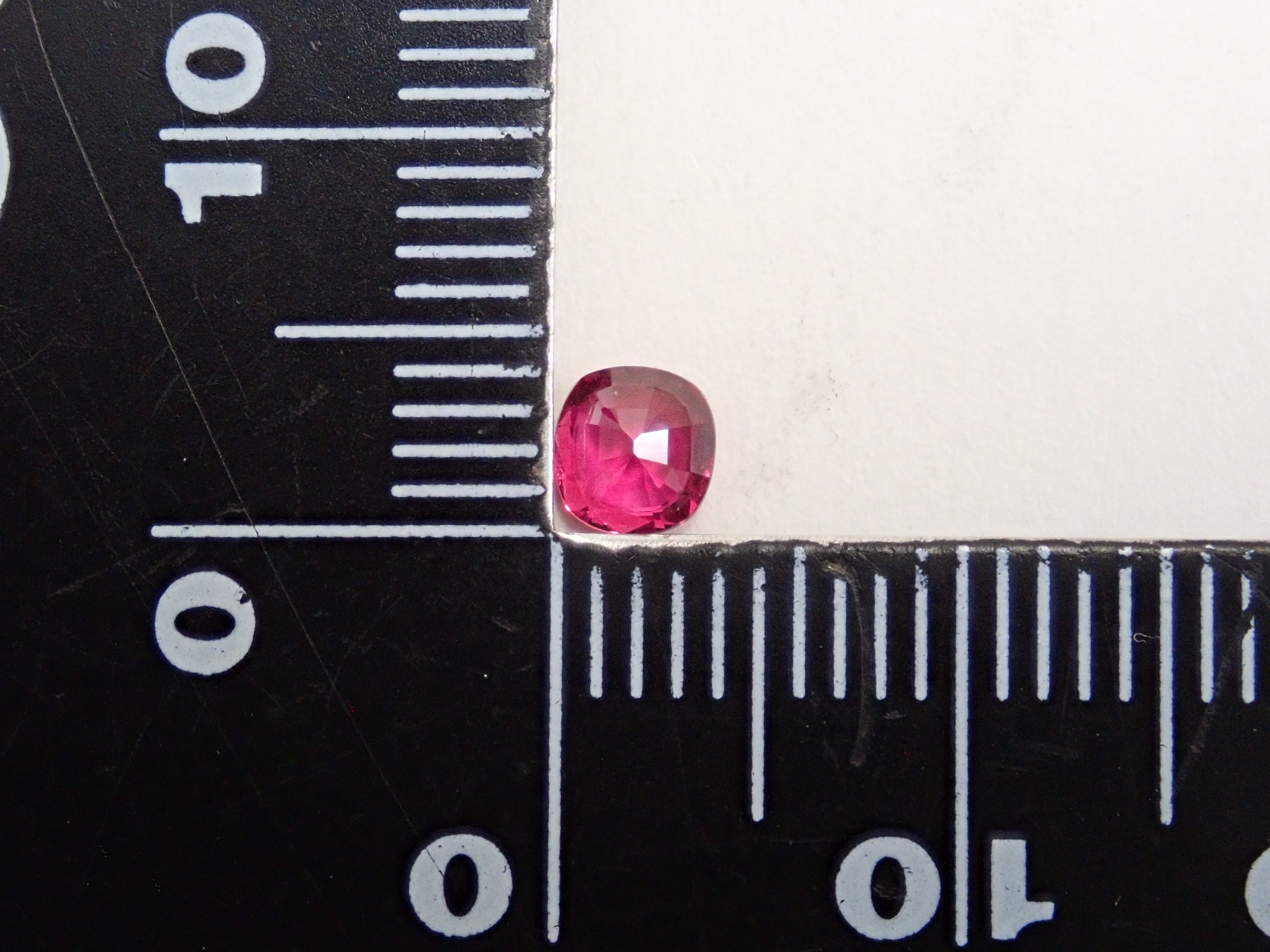 レッドスピネル 0.346ctルース