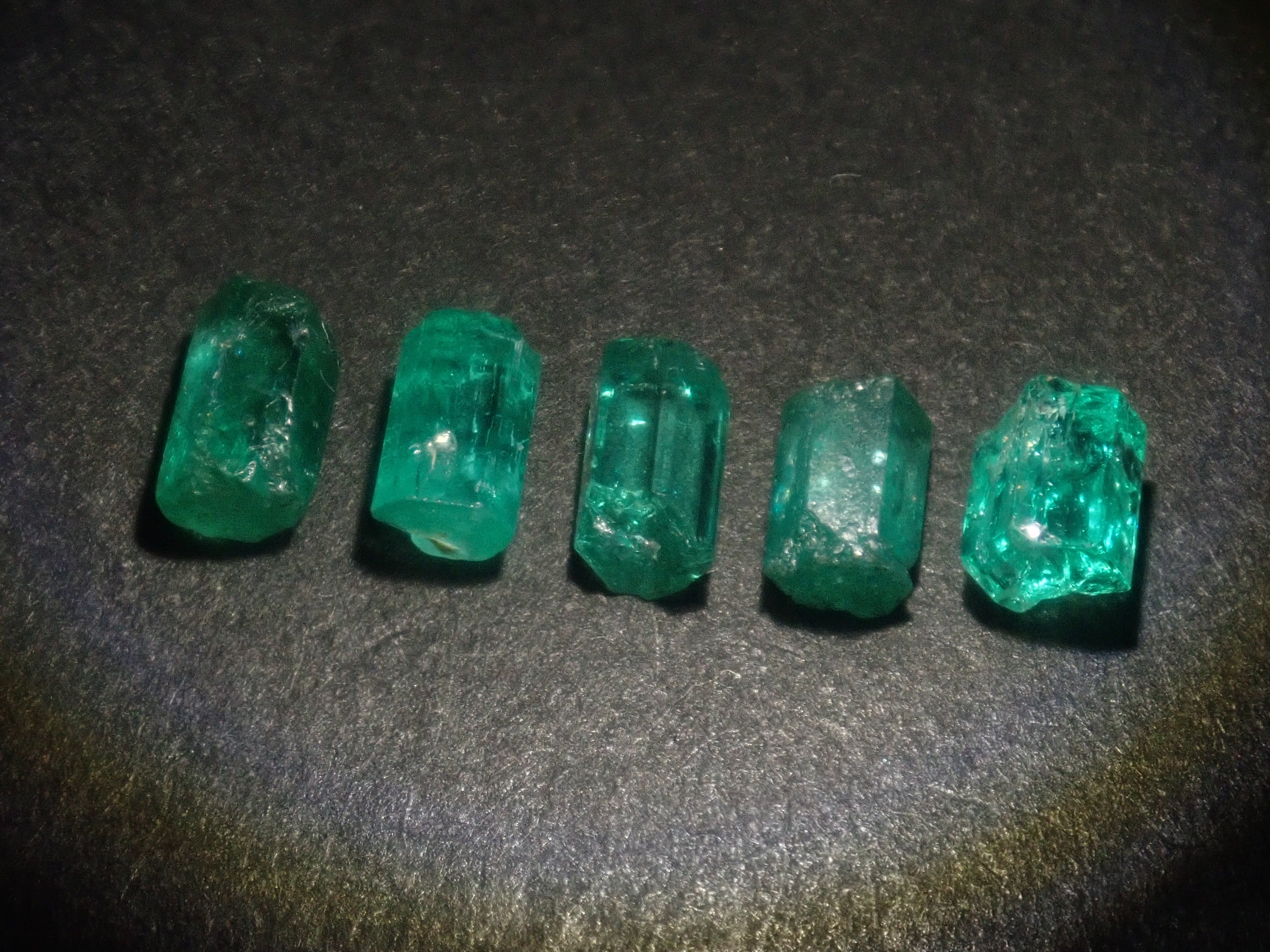 【9/5 22時販売】《限定5石》コロンビア産エメラルド原石（平均0.52ct）《複数購入割引有》