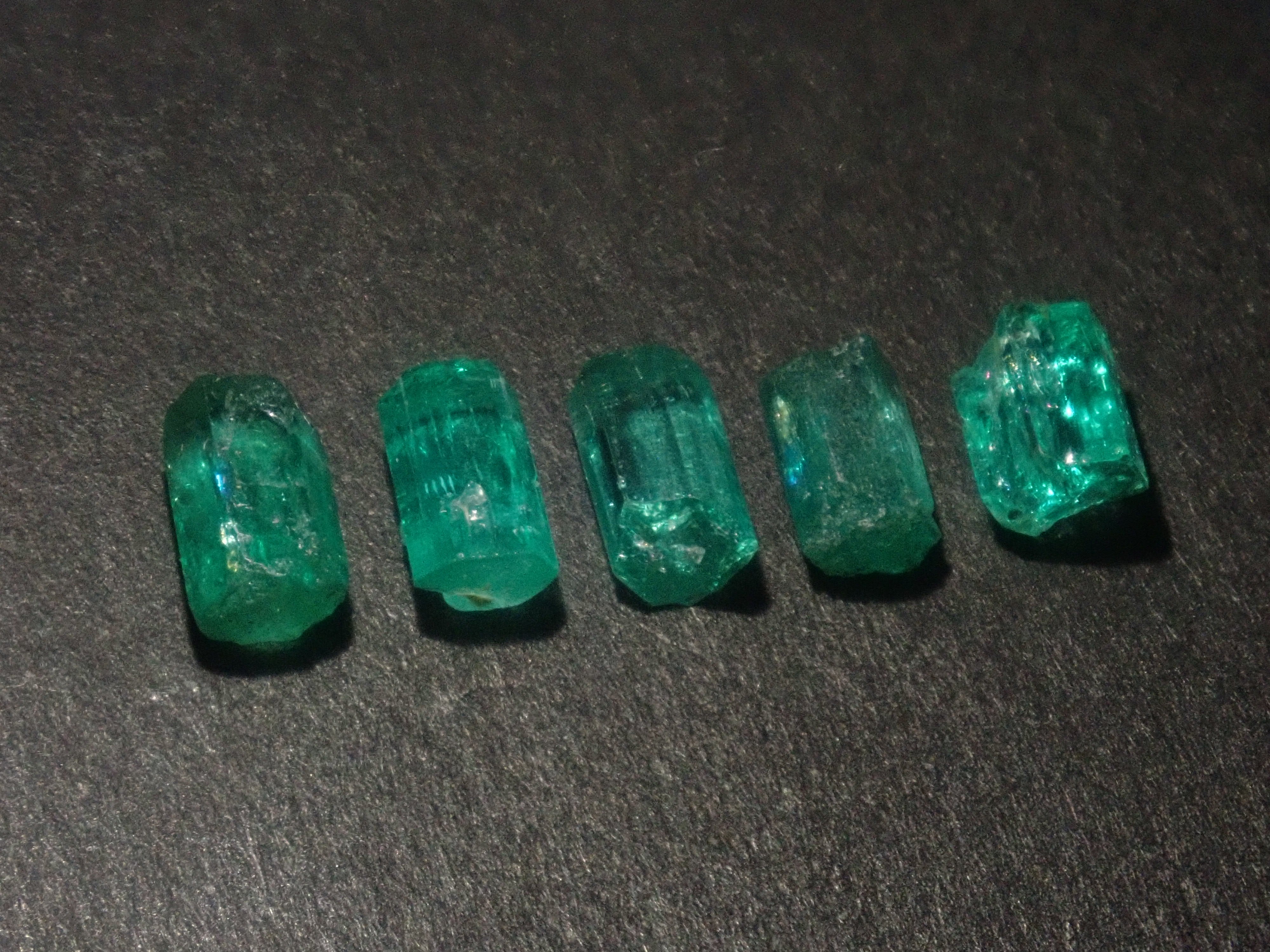 【9/5 22時販売】《限定5石》コロンビア産エメラルド原石（平均0.52ct）《複数購入割引有》