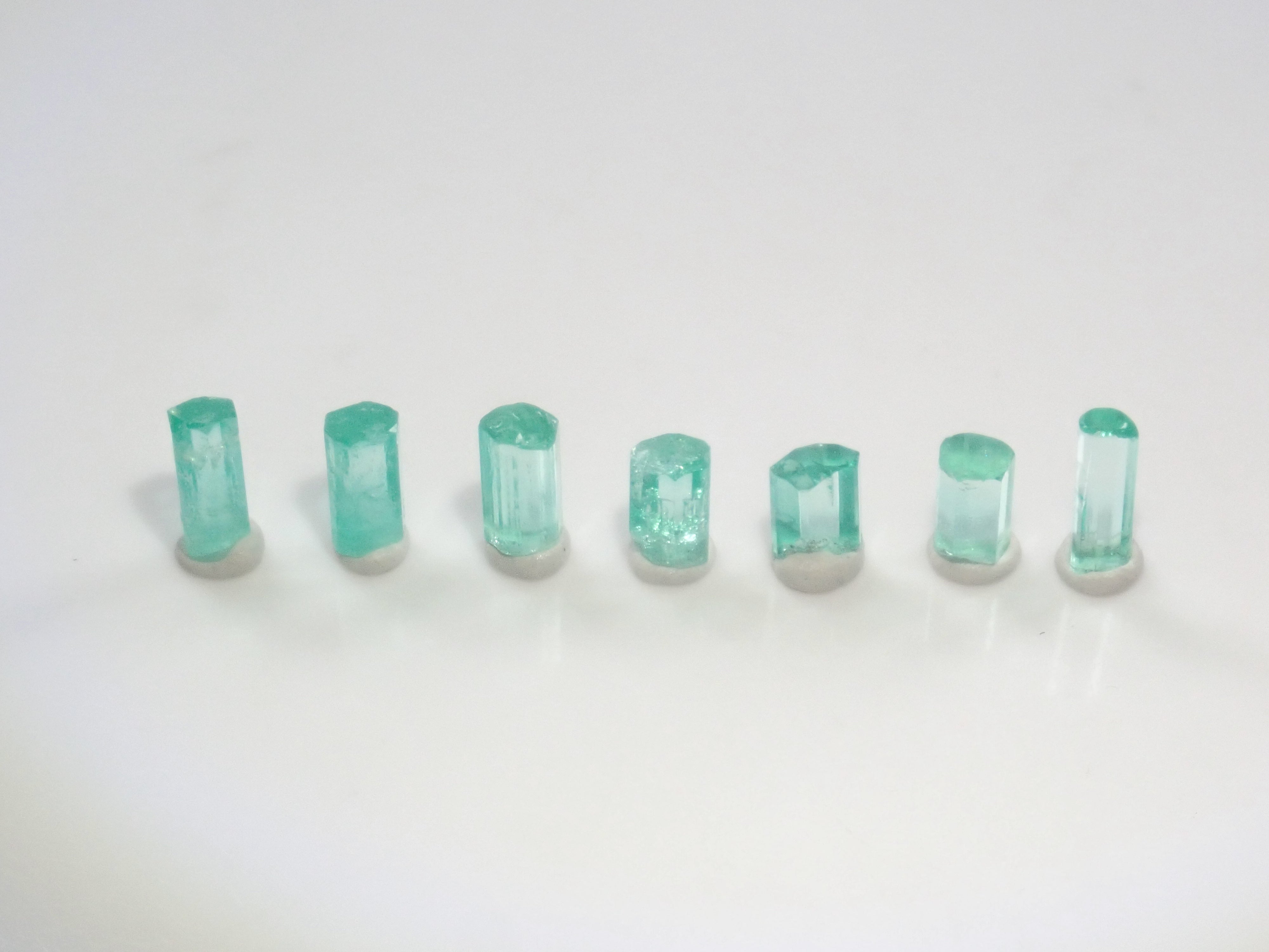 【9/4  22時販売】《限定7石》コロンビア産ミントカラーエメラルド原石（平均0.51ct）《複数購入割引有》