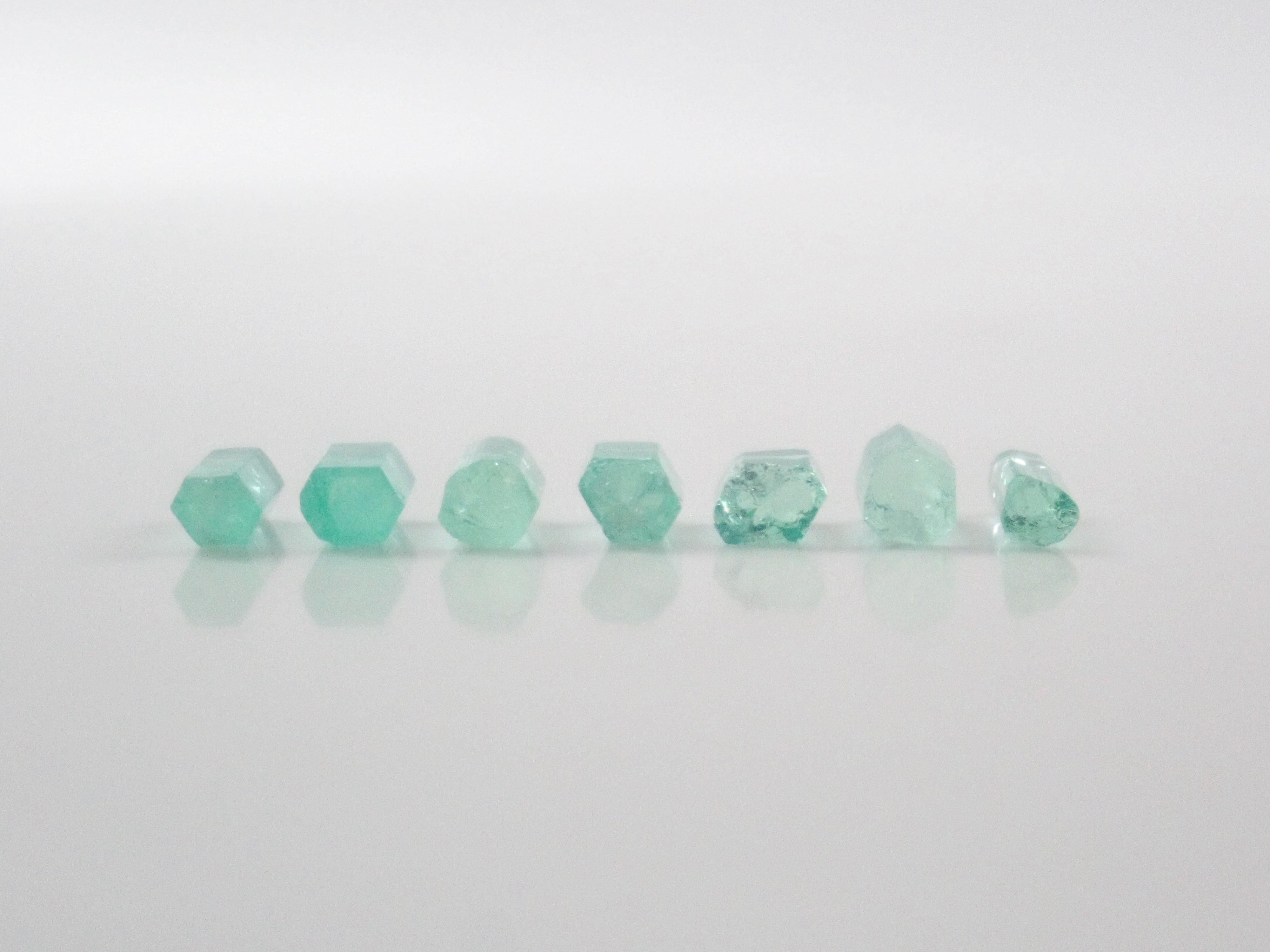 【9/4  22時販売】《限定7石》コロンビア産ミントカラーエメラルド原石（平均0.51ct）《複数購入割引有》