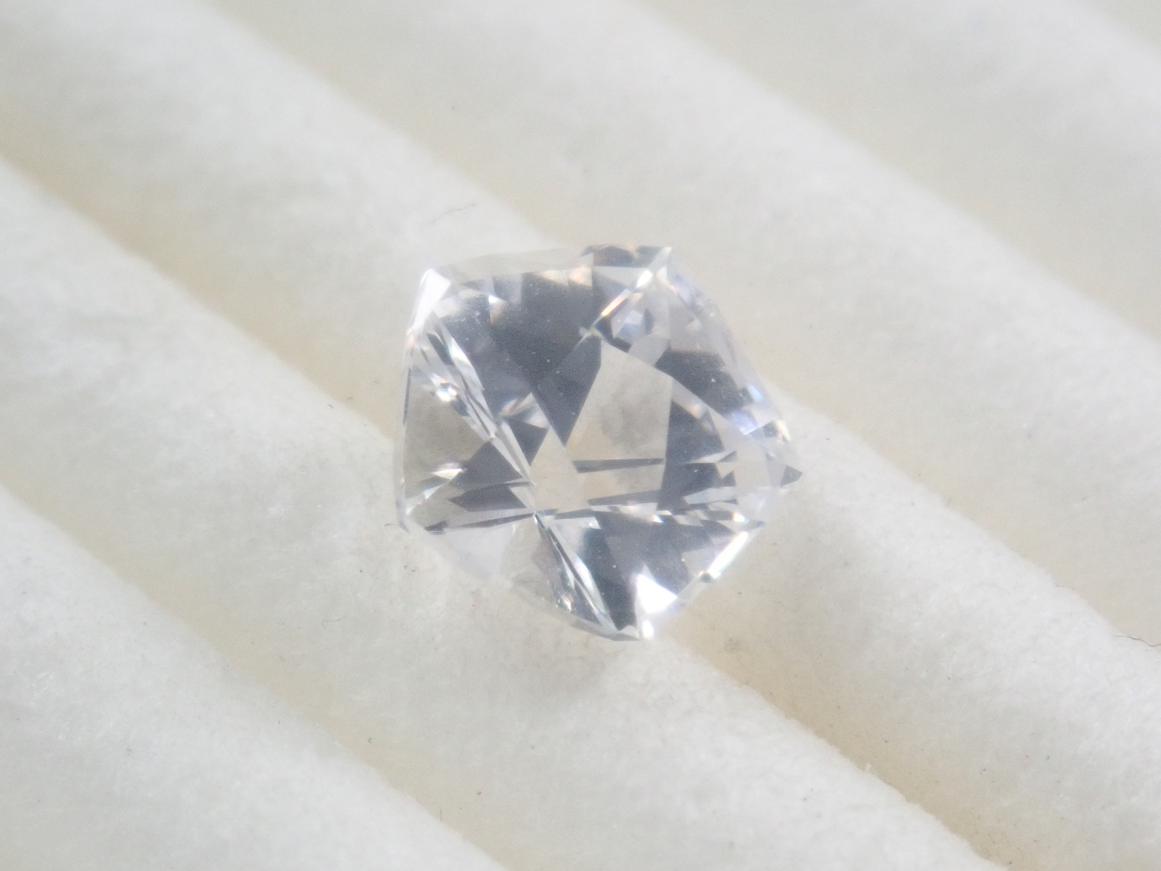 【9/3 22時販売】YAG（イットリウムアルミニウムガーネット） 5.7mm/0.992ctルース