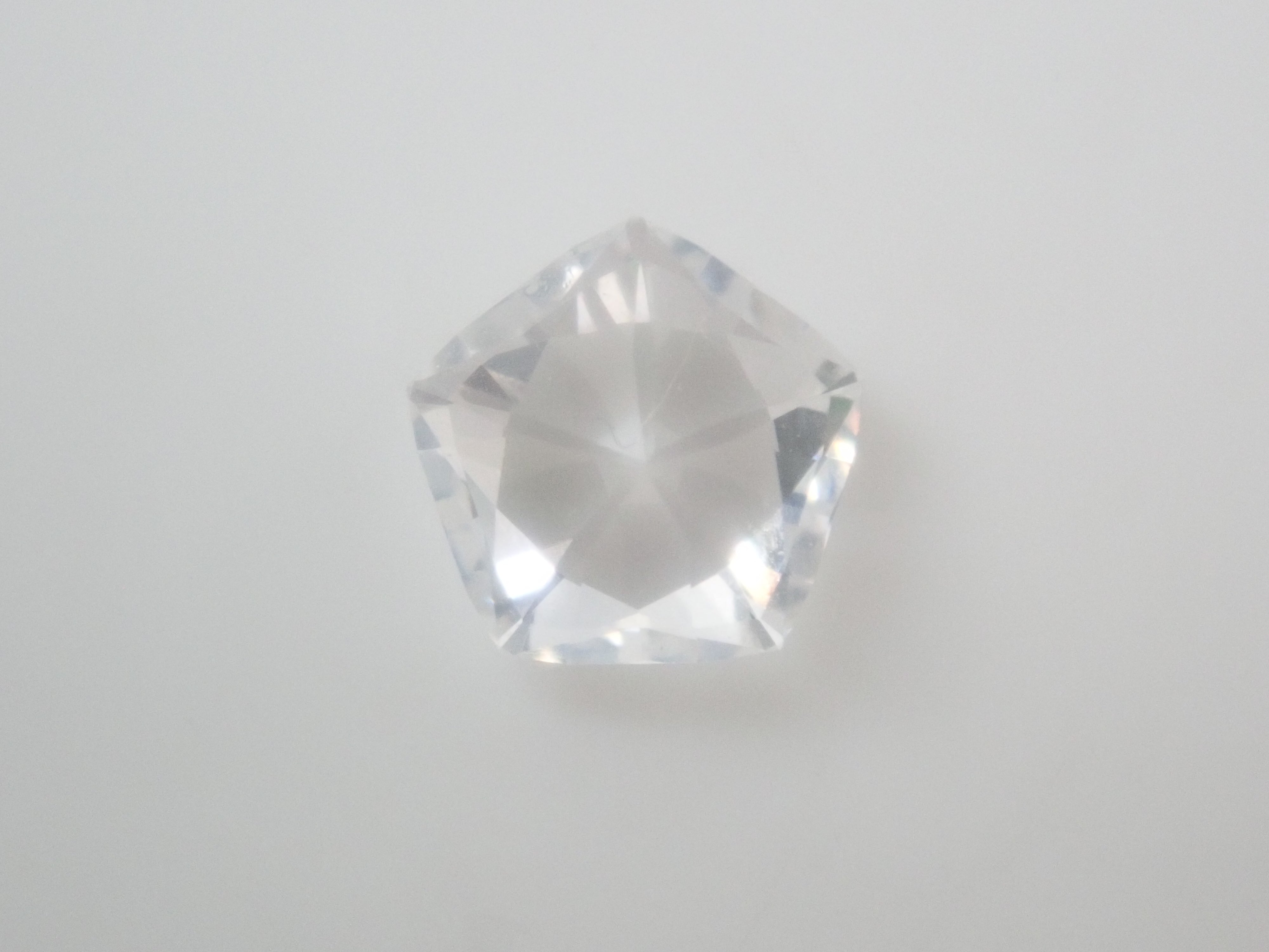 【9/3 22時販売】YAG（イットリウムアルミニウムガーネット） 5.7mm/0.992ctルース