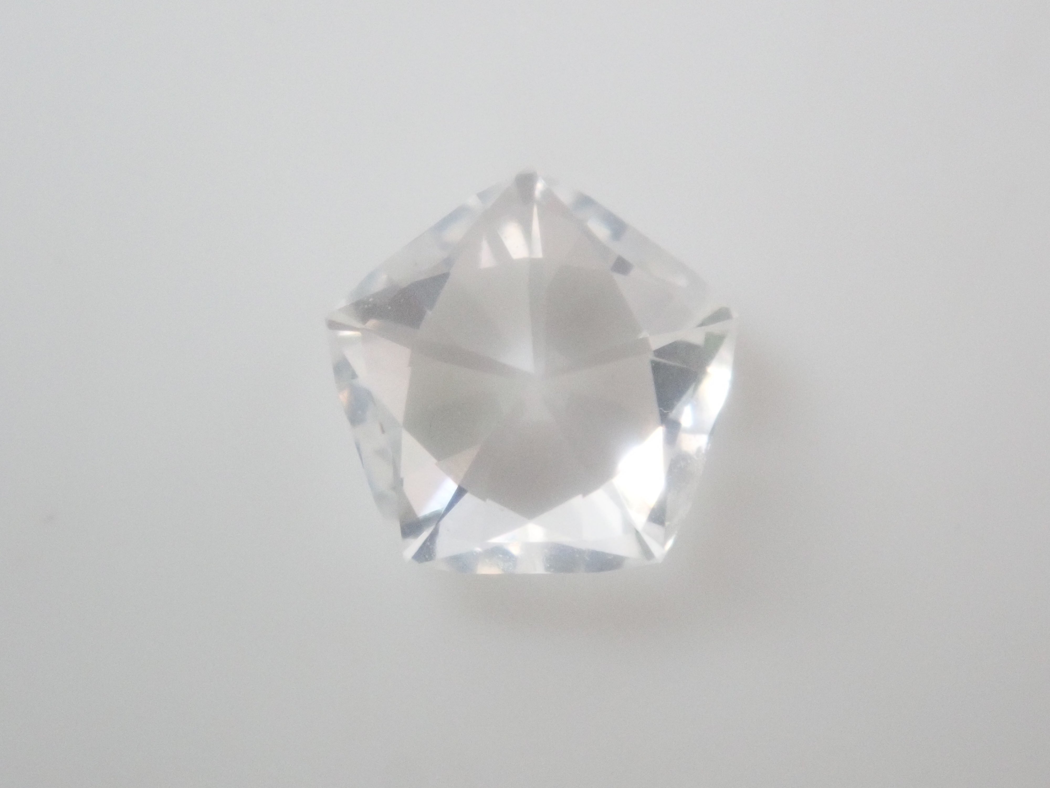 【9/3 22時販売】YAG（イットリウムアルミニウムガーネット） 5.7mm/0.992ctルース