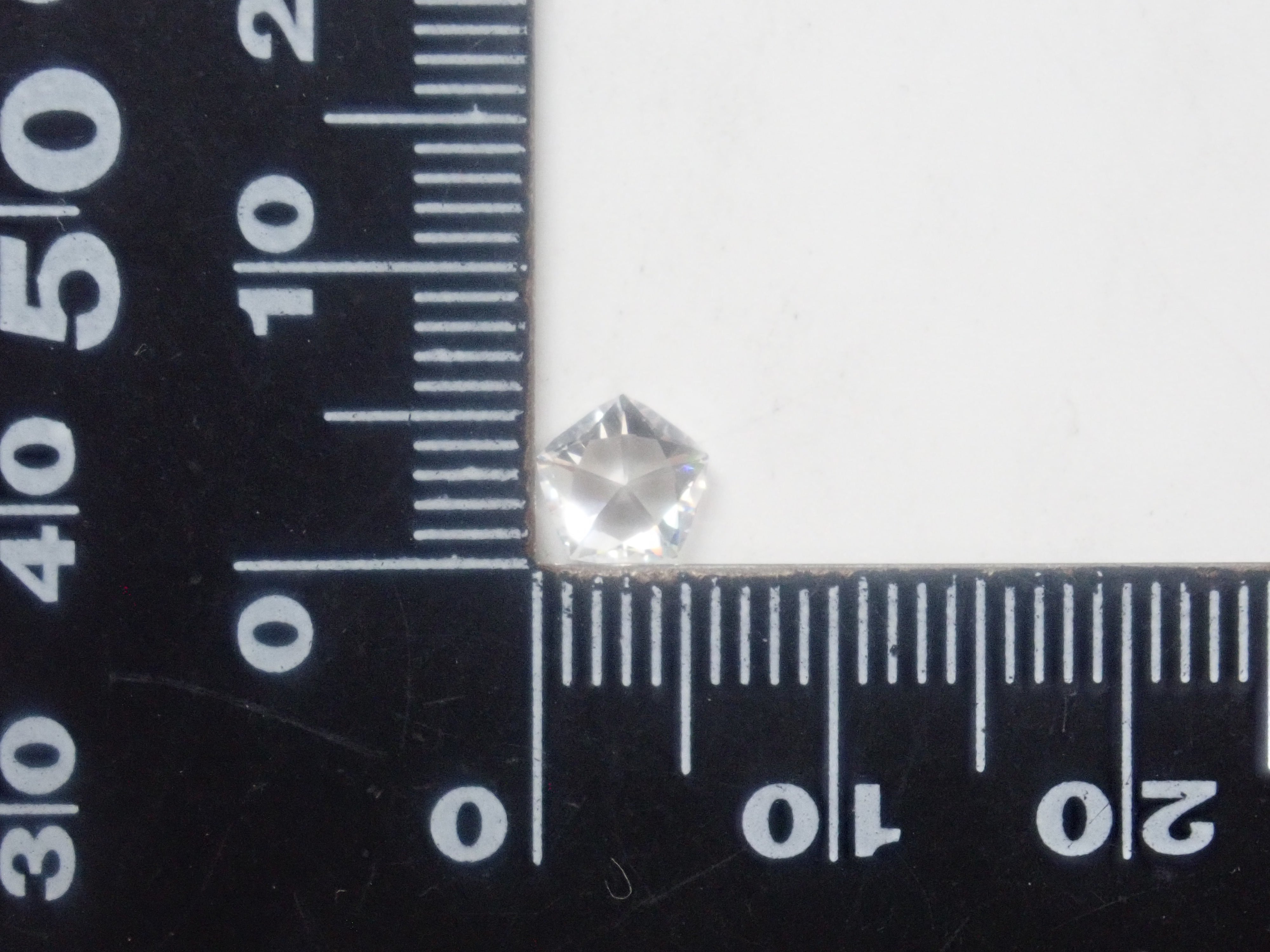 【9/3 22時販売】YAG（イットリウムアルミニウムガーネット） 5.7mm/0.992ctルース