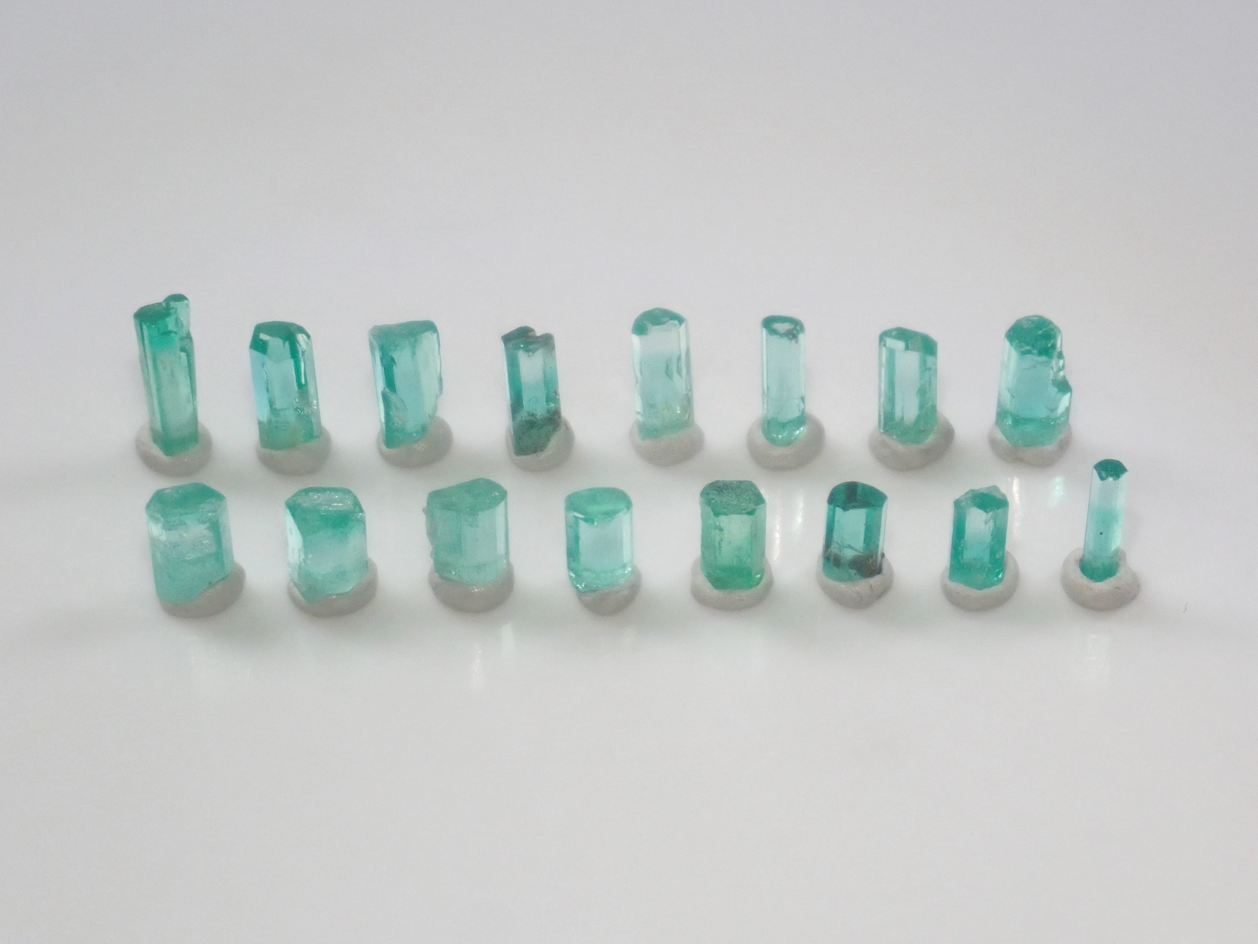 【9/4 22時販売】《限定16石》コロンビア産エメラルド原石（平均0.35ct）《複数購入割引有》