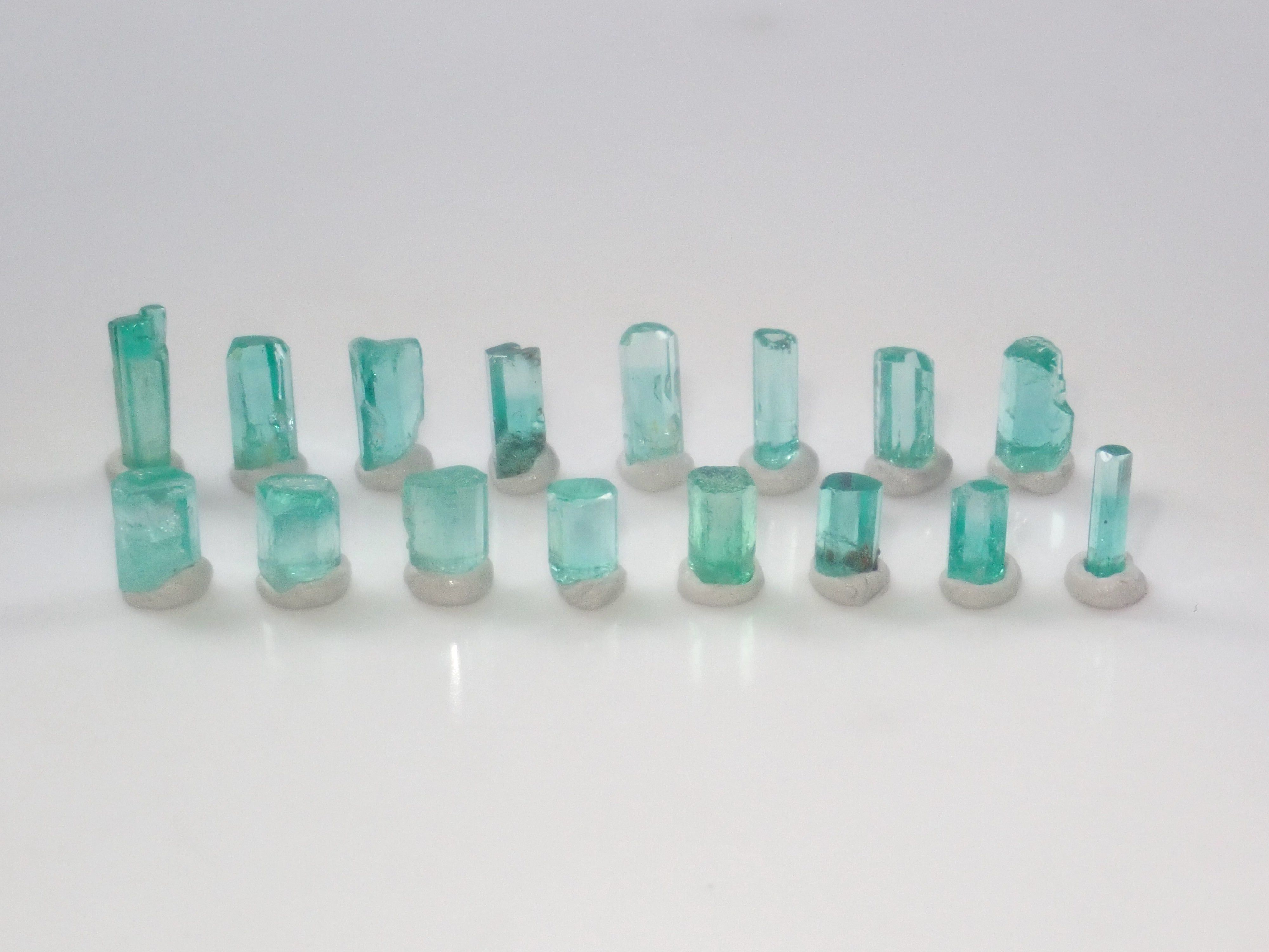 【9/4 22時販売】《限定16石》コロンビア産エメラルド原石（平均0.35ct）《複数購入割引有》
