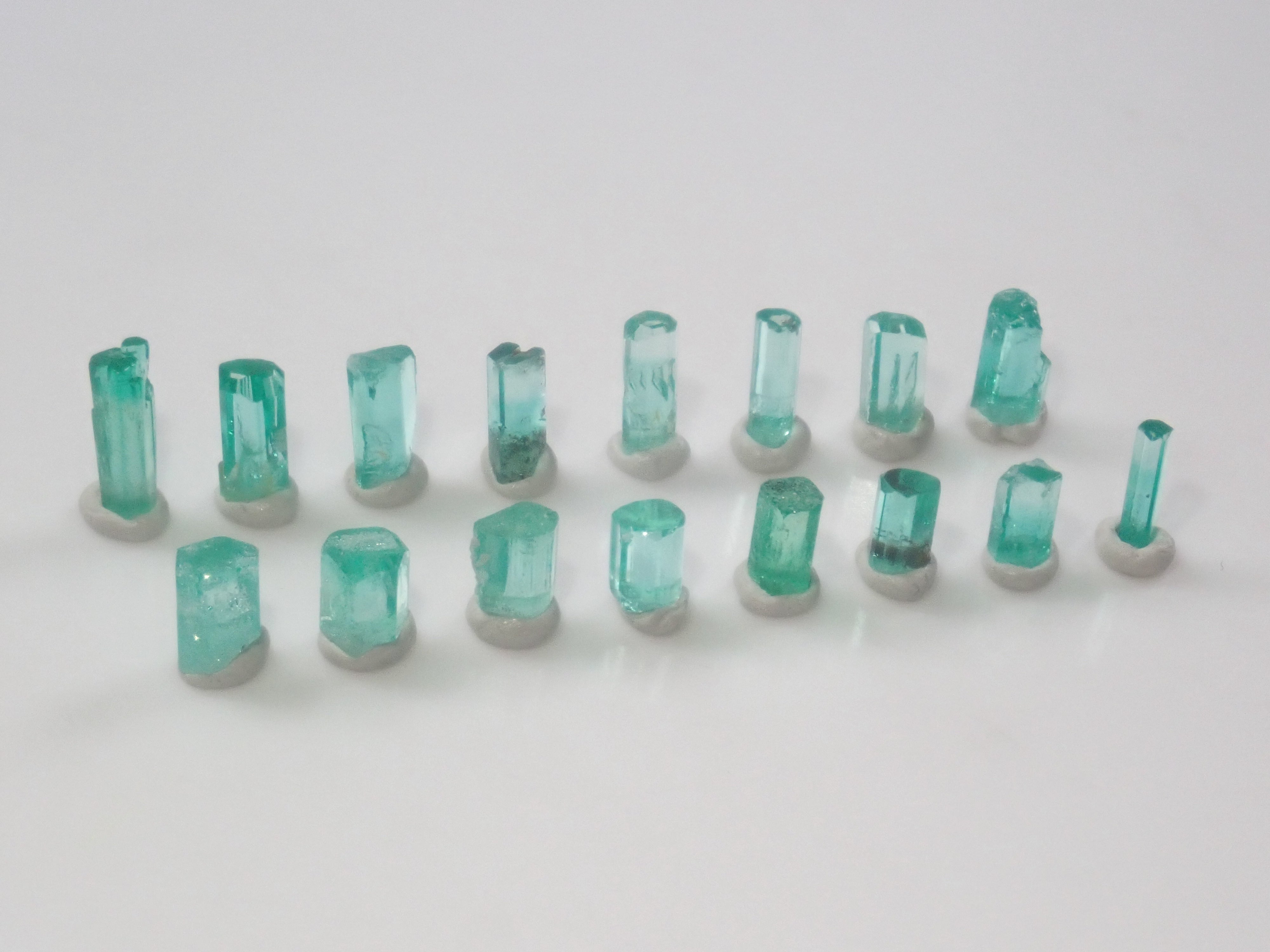 【9/4 22時販売】《限定16石》コロンビア産エメラルド原石（平均0.35ct）《複数購入割引有》