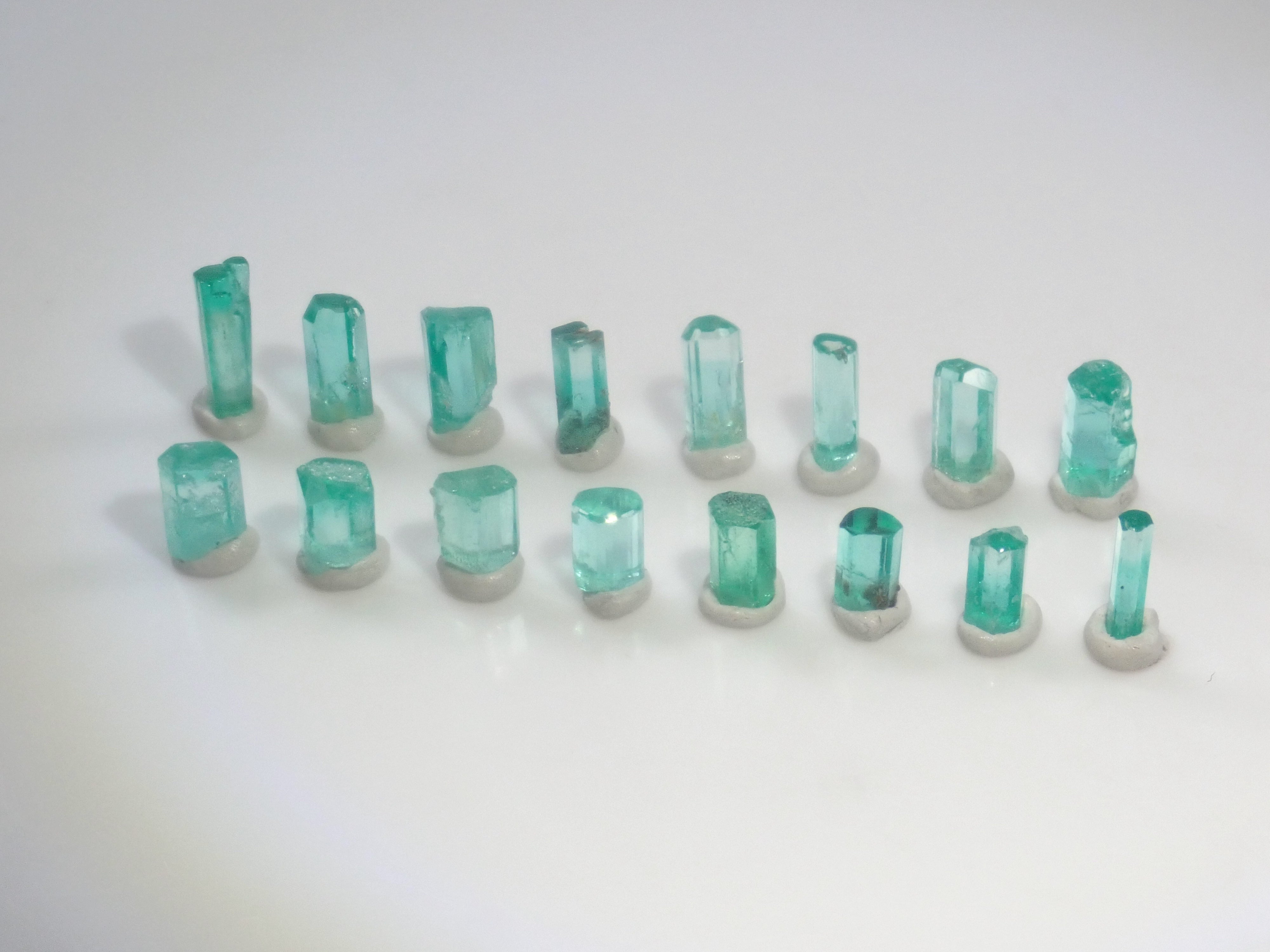【9/4 22時販売】《限定16石》コロンビア産エメラルド原石（平均0.35ct）《複数購入割引有》