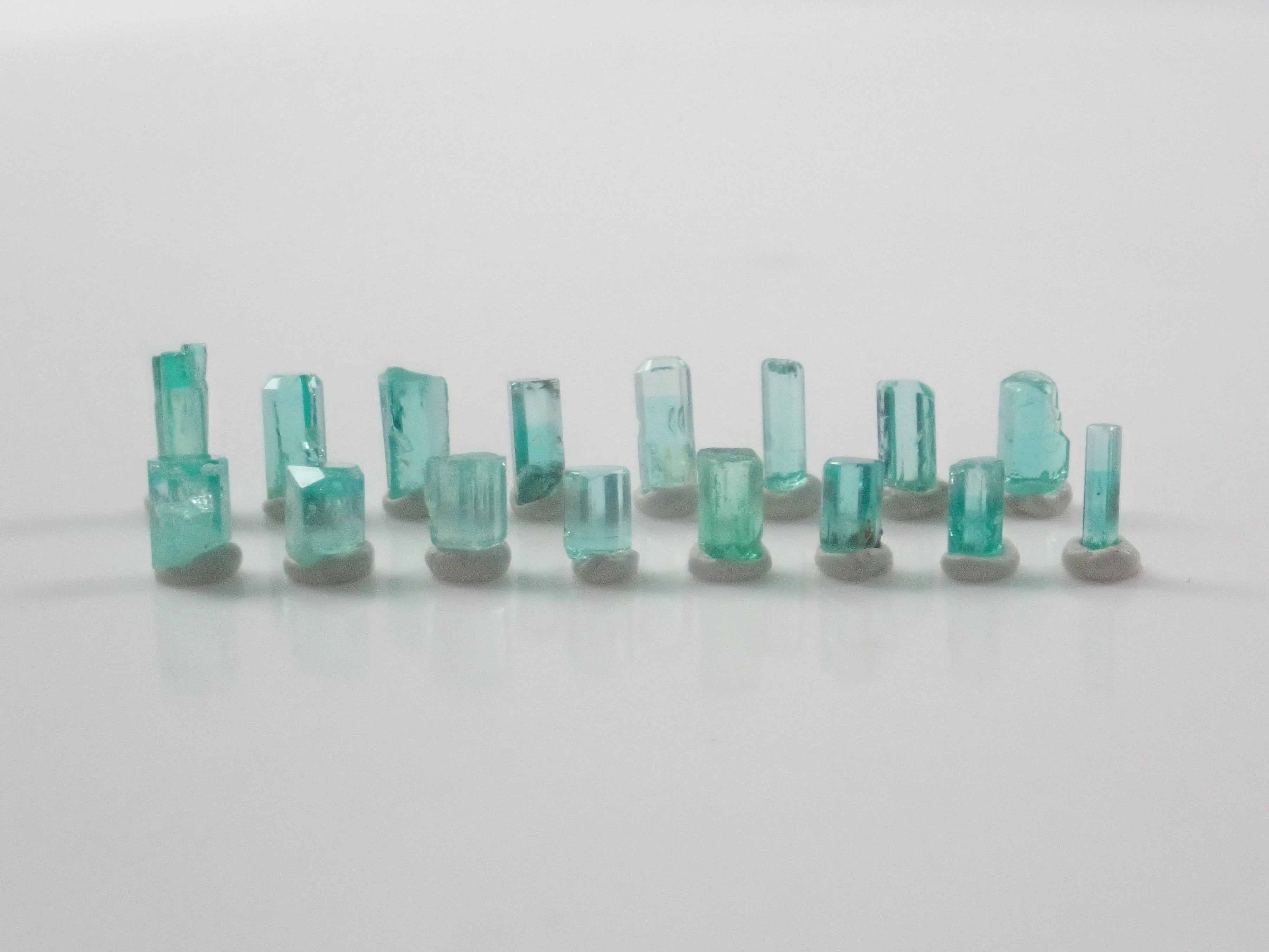【9/4 22時販売】《限定16石》コロンビア産エメラルド原石（平均0.35ct）《複数購入割引有》