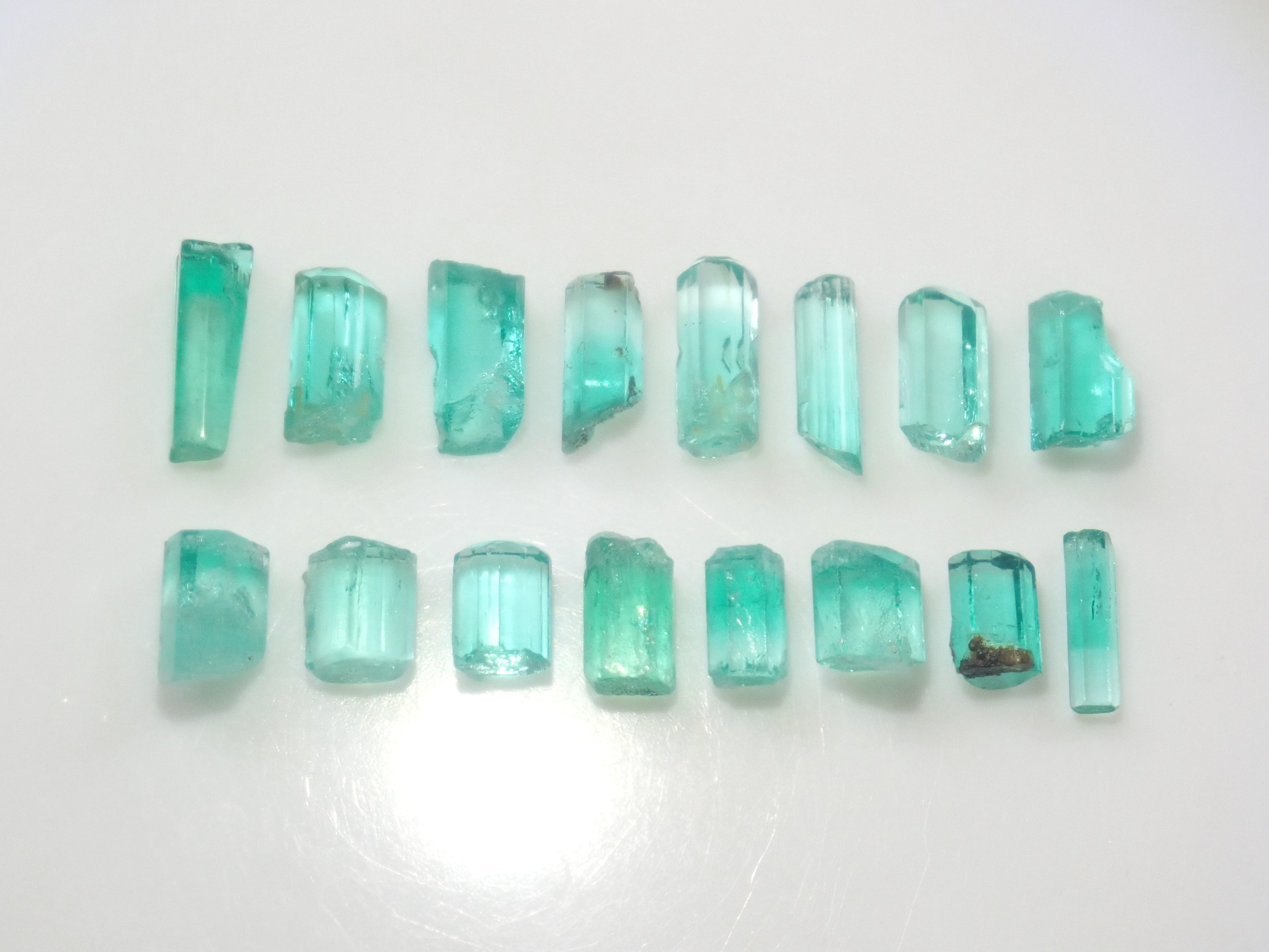 【9/4 22時販売】《限定16石》コロンビア産エメラルド原石（平均0.35ct）《複数購入割引有》