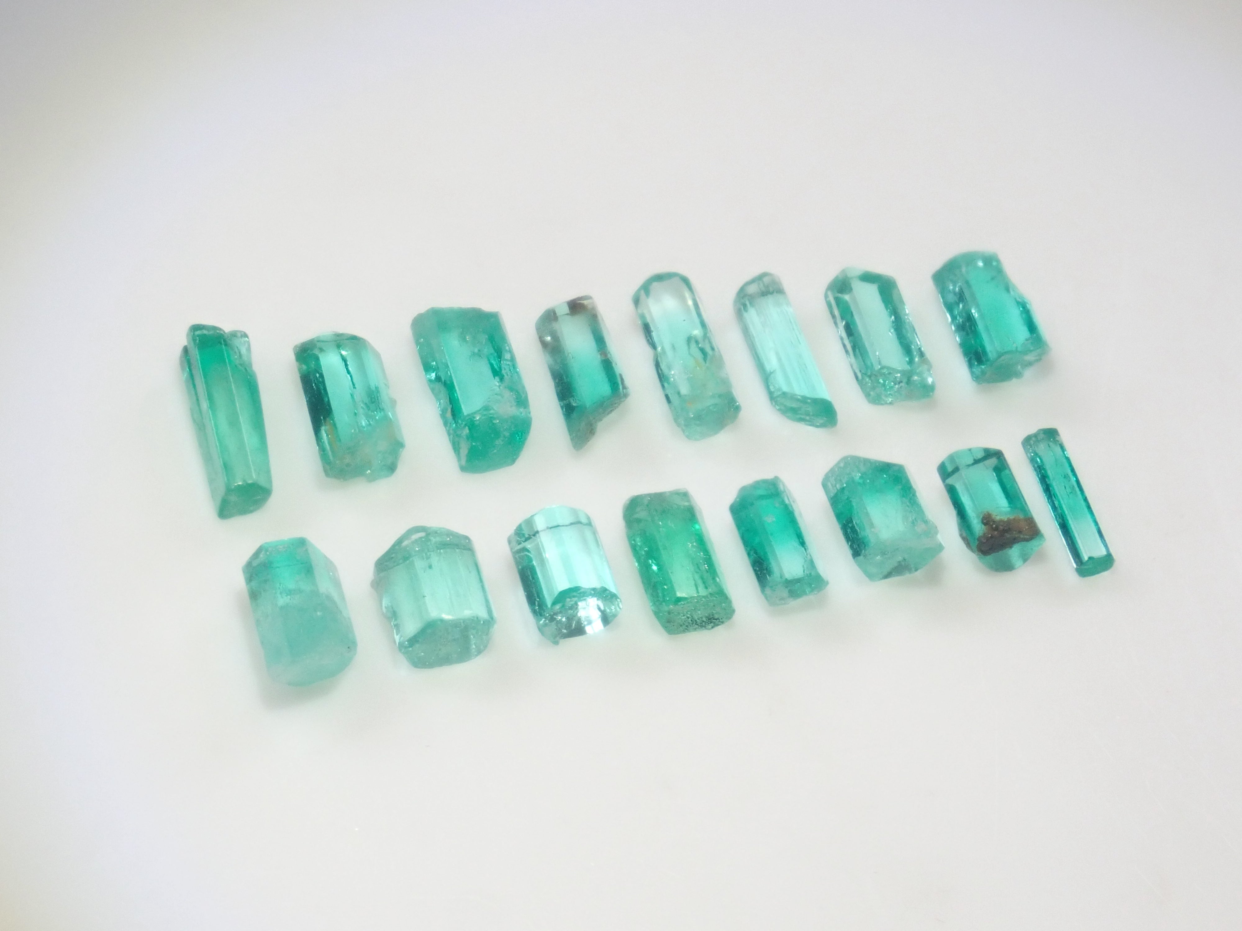 【9/4 22時販売】《限定16石》コロンビア産エメラルド原石（平均0.35ct）《複数購入割引有》