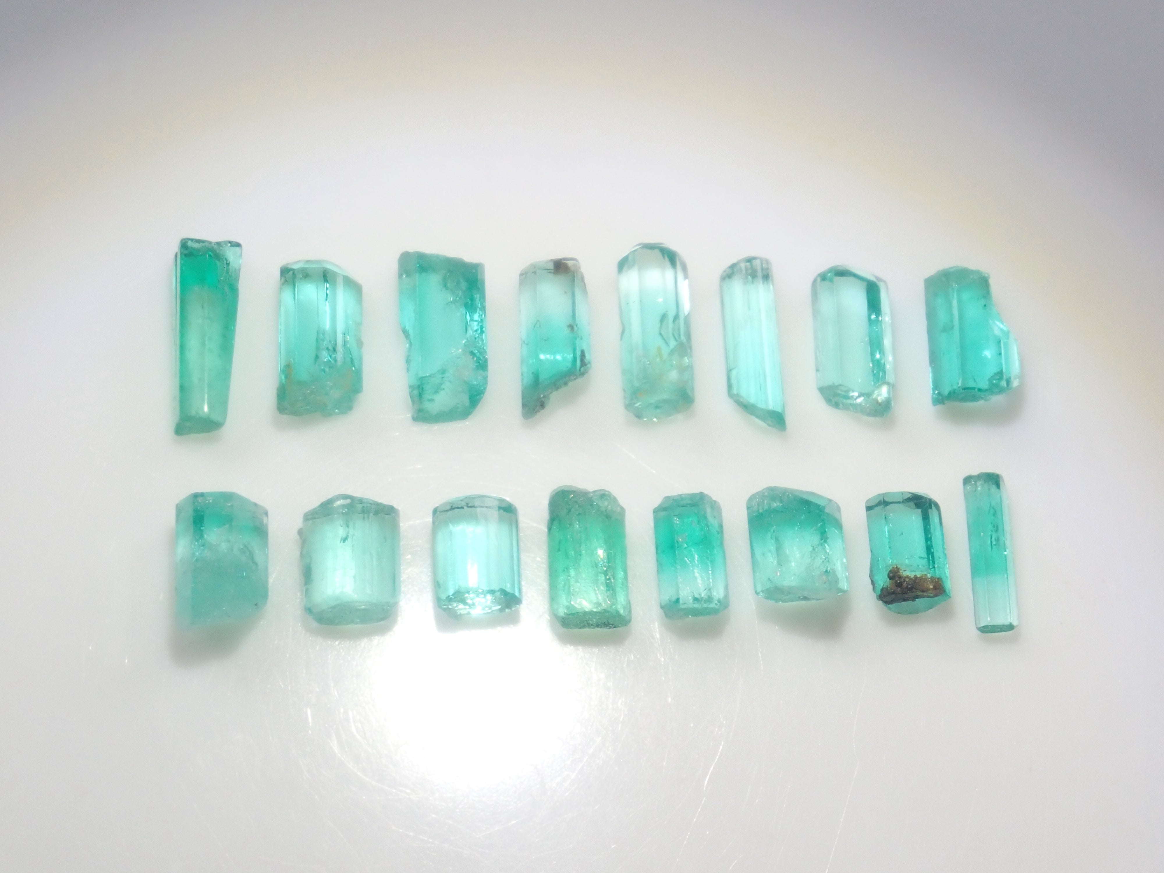 【9/4 22時販売】《限定16石》コロンビア産エメラルド原石（平均0.35ct）《複数購入割引有》