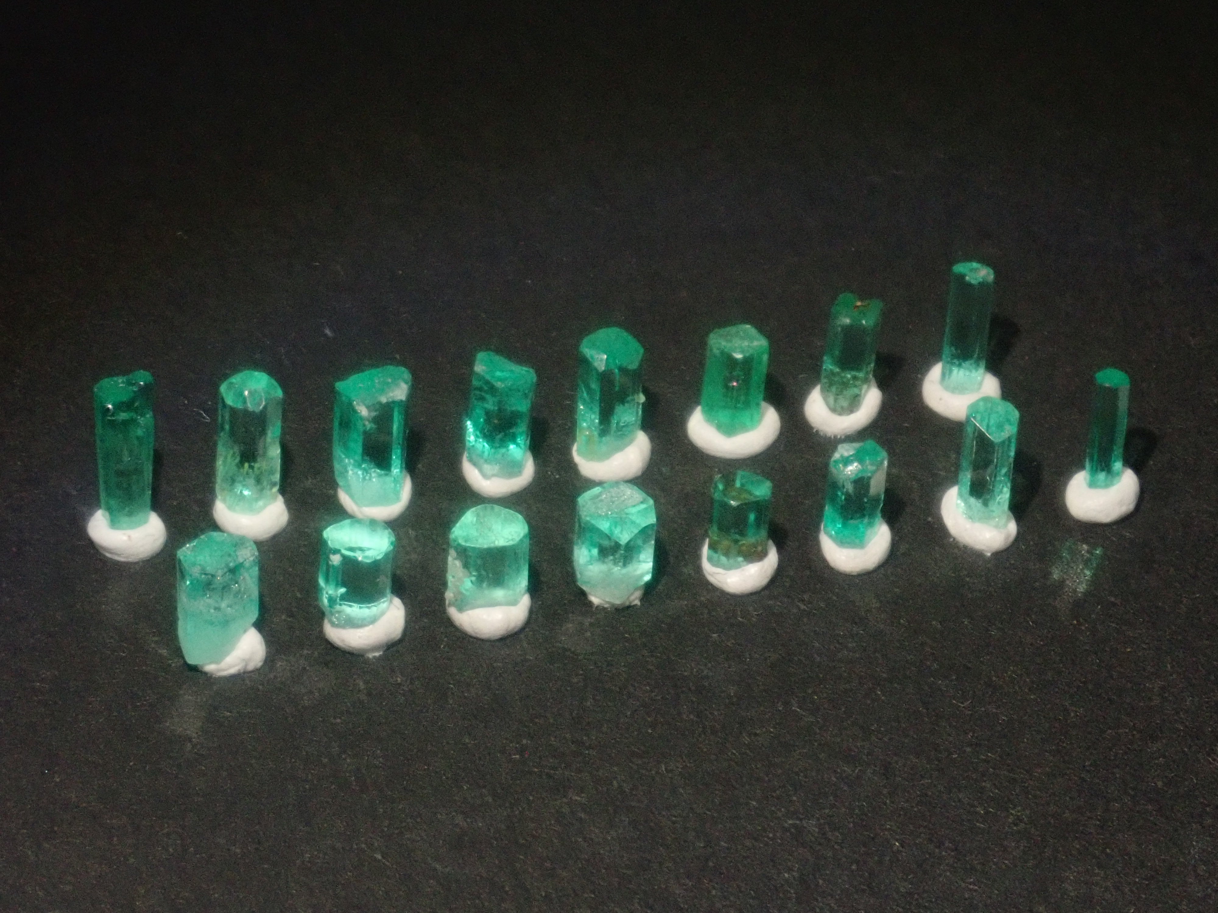 【9/4 22時販売】《限定16石》コロンビア産エメラルド原石（平均0.35ct）《複数購入割引有》