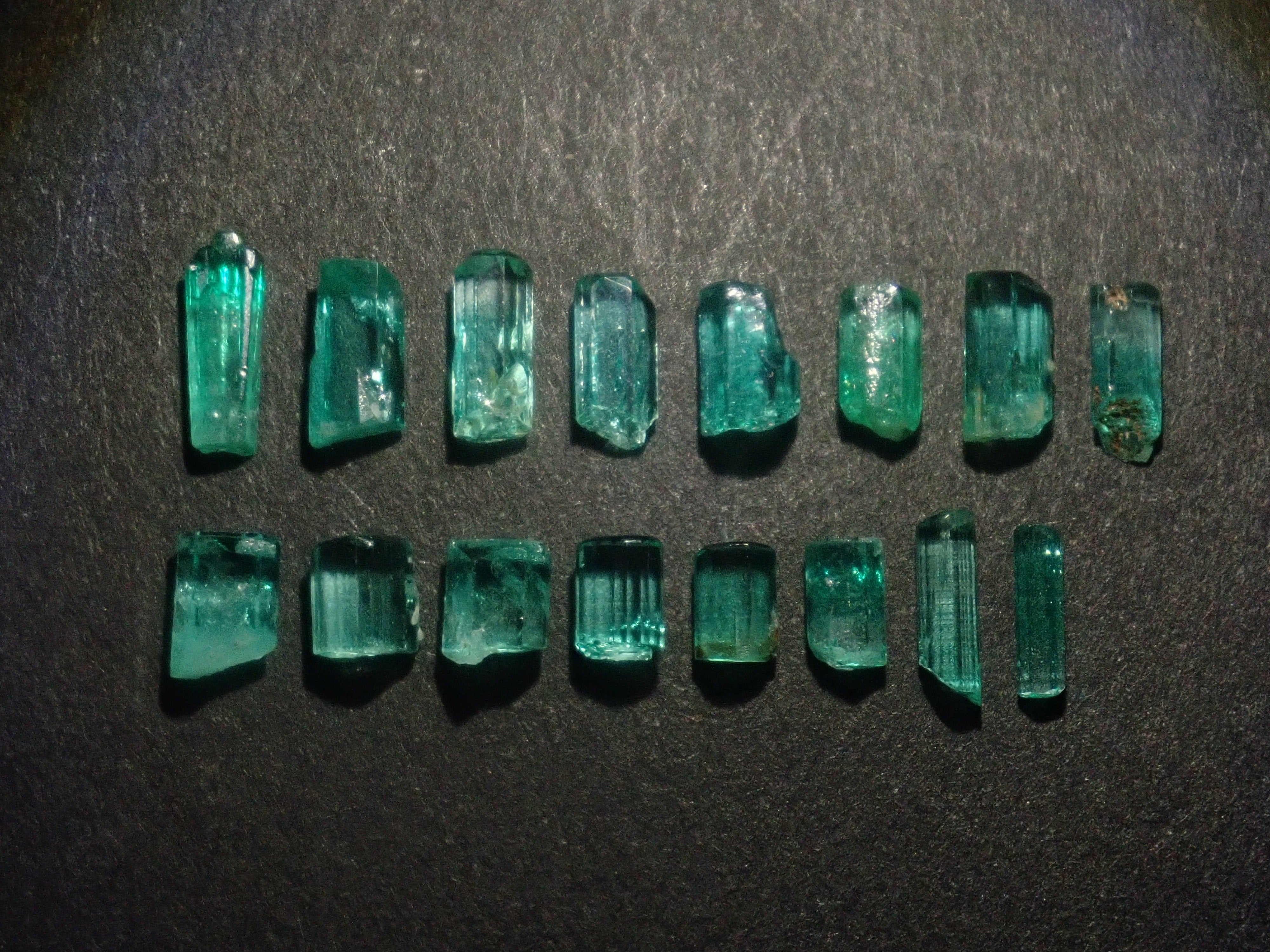 【9/4 22時販売】《限定16石》コロンビア産エメラルド原石（平均0.35ct）《複数購入割引有》