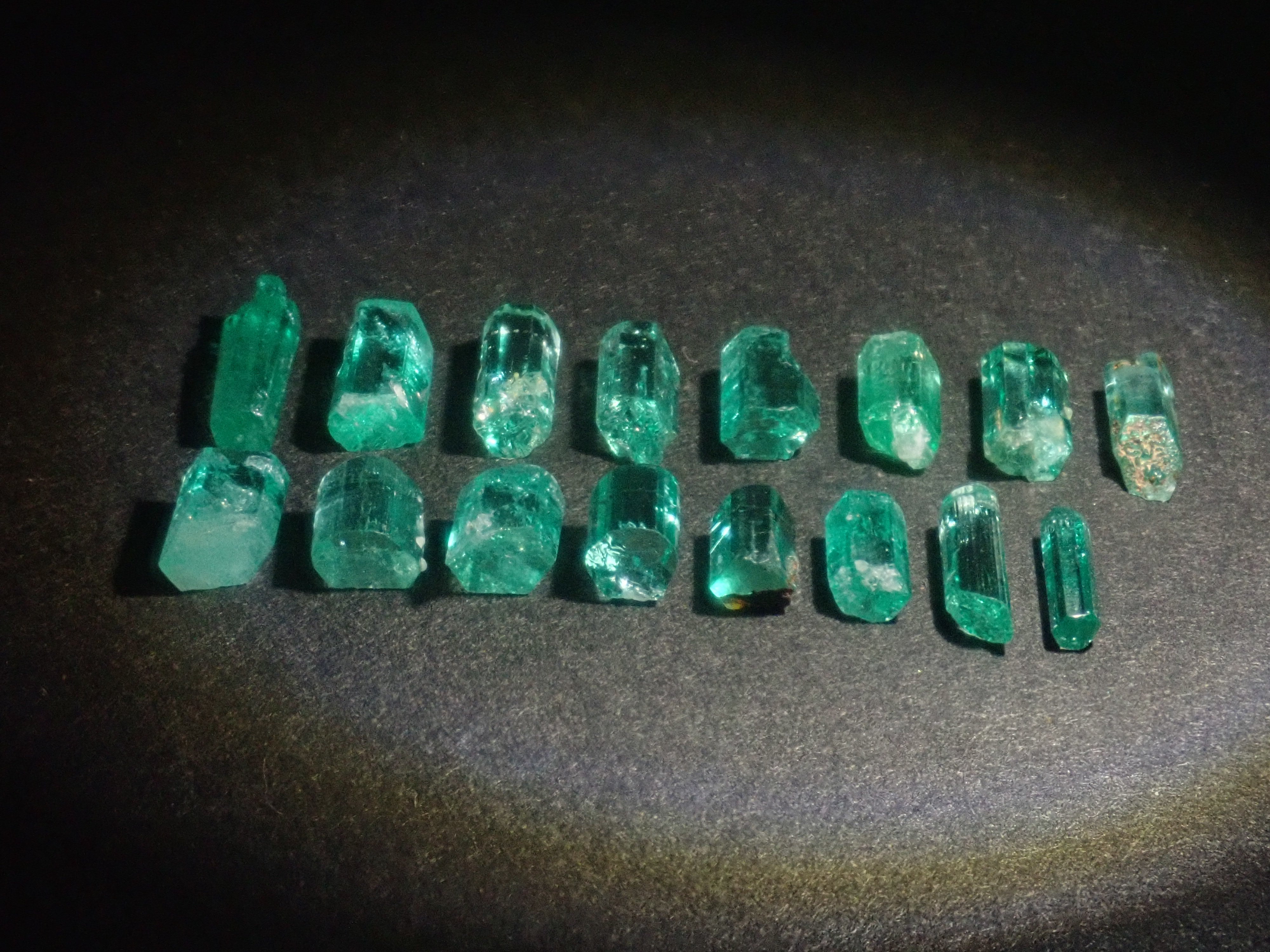 【9/4 22時販売】《限定16石》コロンビア産エメラルド原石（平均0.35ct）《複数購入割引有》