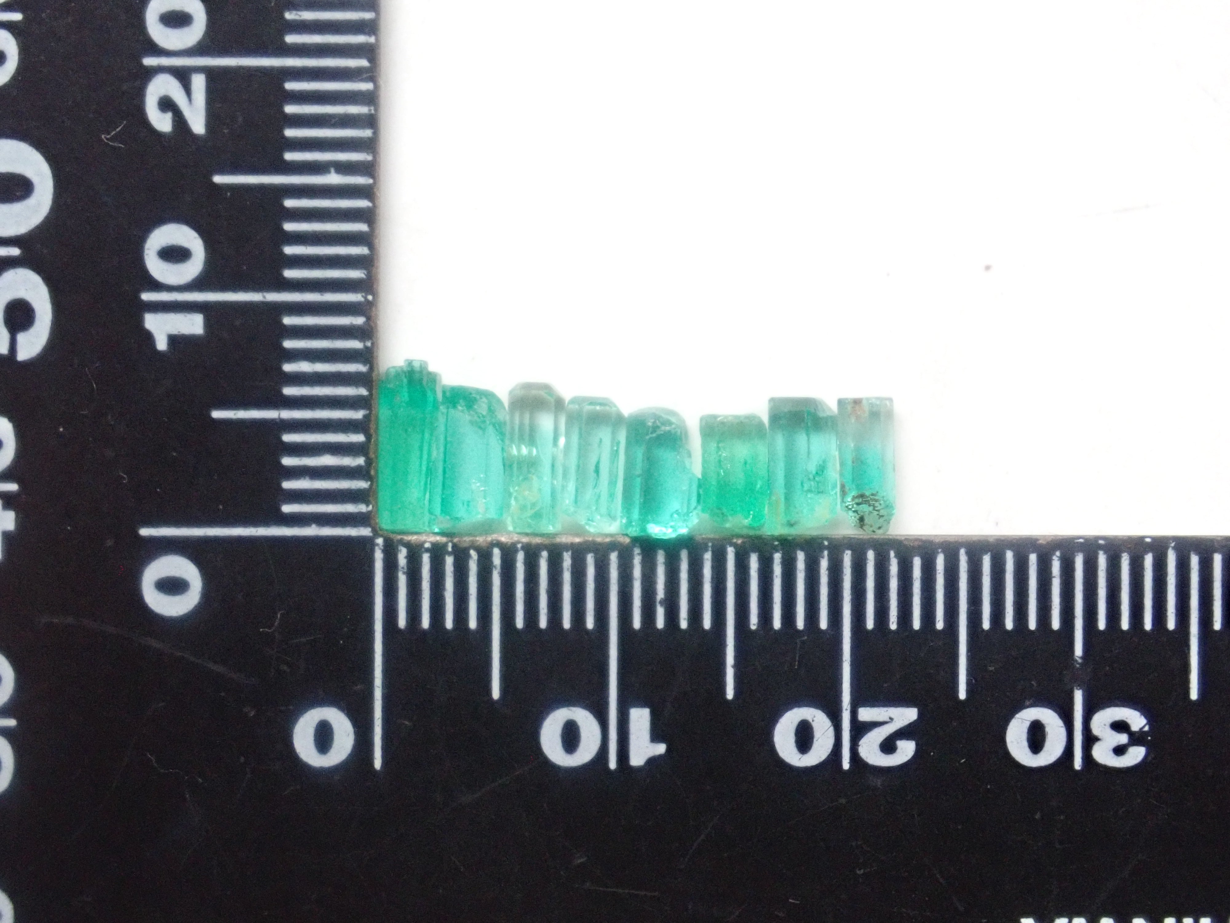 【9/4 22時販売】《限定16石》コロンビア産エメラルド原石（平均0.35ct）《複数購入割引有》