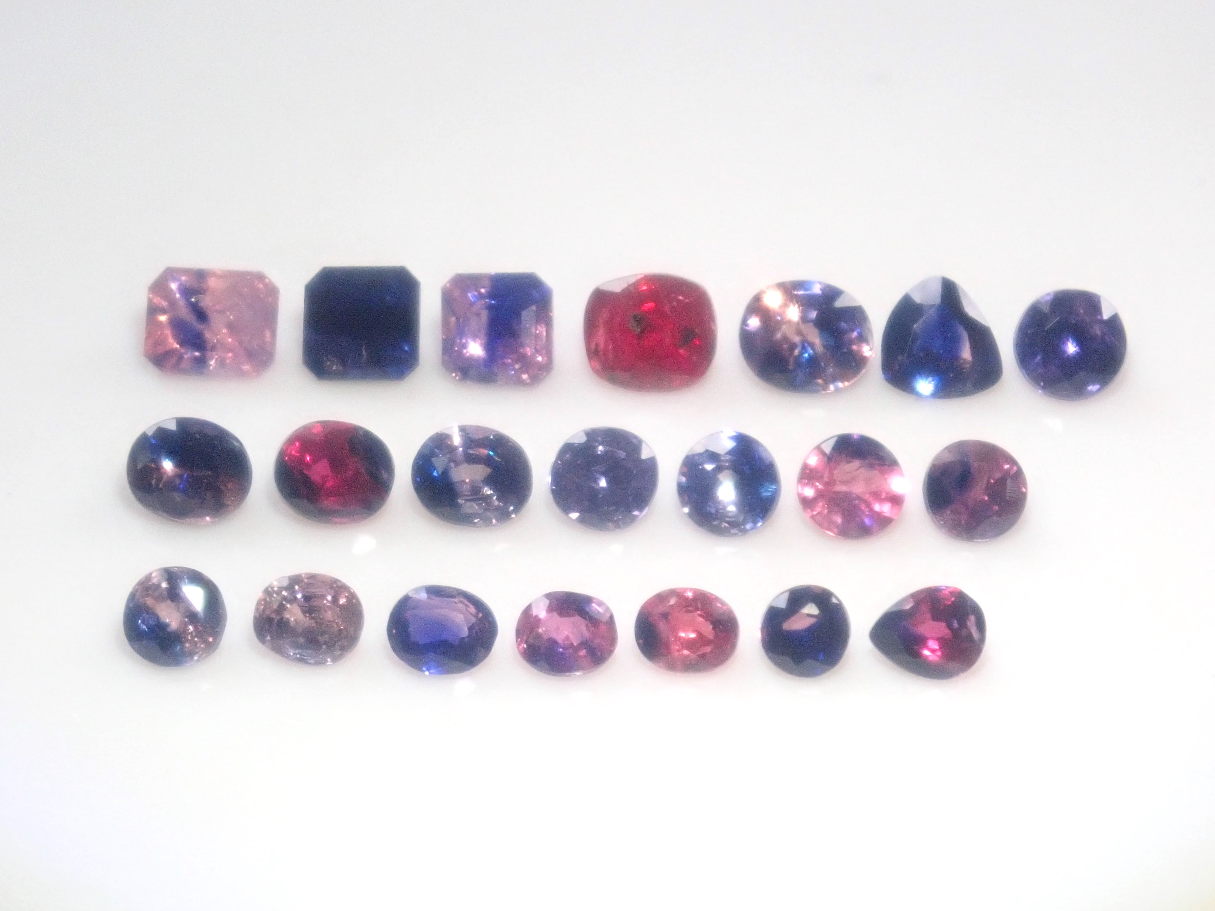 Limited to 10 stones: Madagascar pink sapphire (heart-shaped, including padparadscha color, approximately 3 x 2.3 mm) [Multiple purchase discounts available]