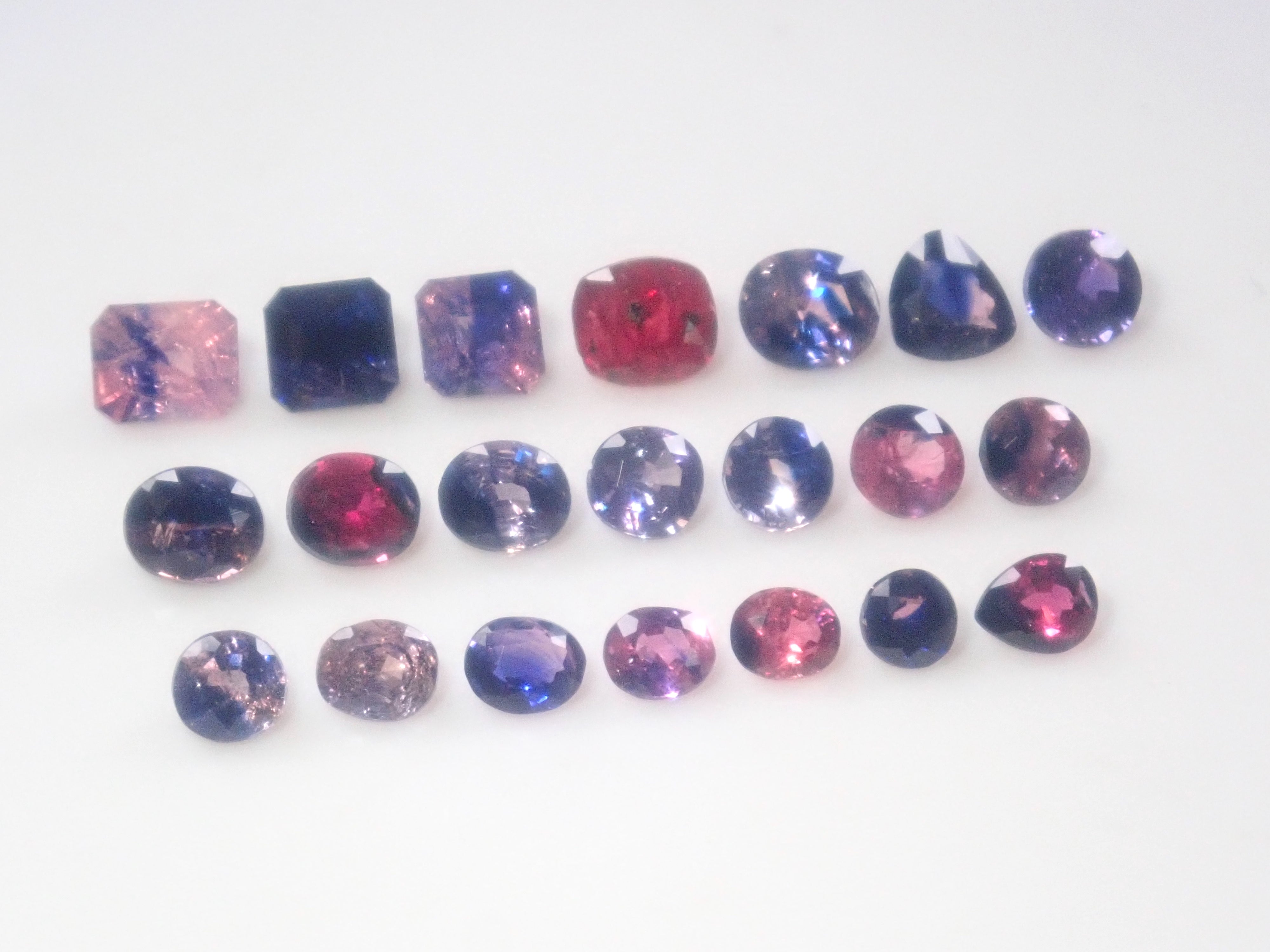 Limited to 10 stones: Madagascar pink sapphire (heart-shaped, including padparadscha color, approximately 3 x 2.3 mm) [Multiple purchase discounts available]