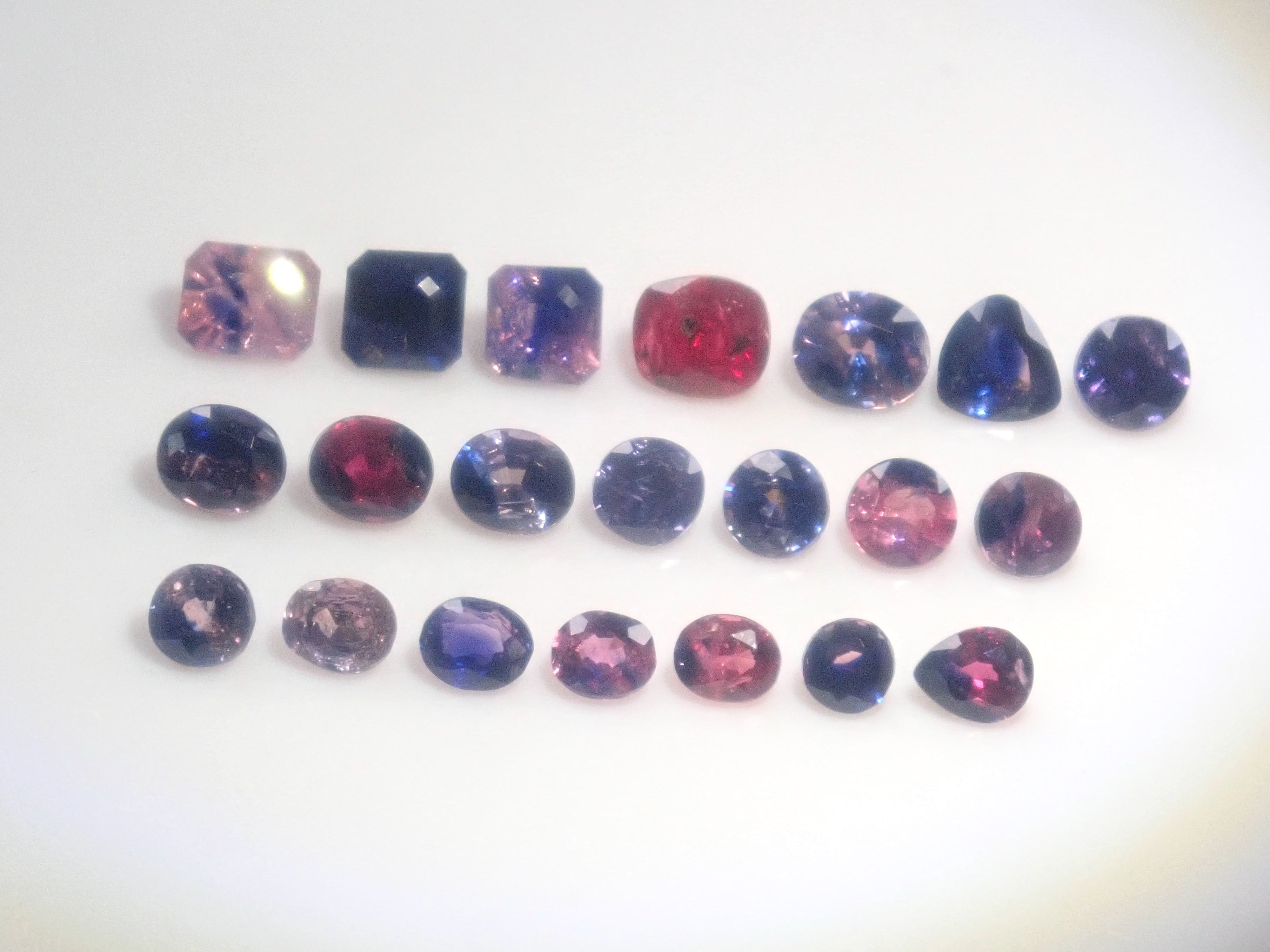 Limited to 10 stones: Madagascar pink sapphire (heart-shaped, including padparadscha color, approximately 3 x 2.3 mm) [Multiple purchase discounts available]