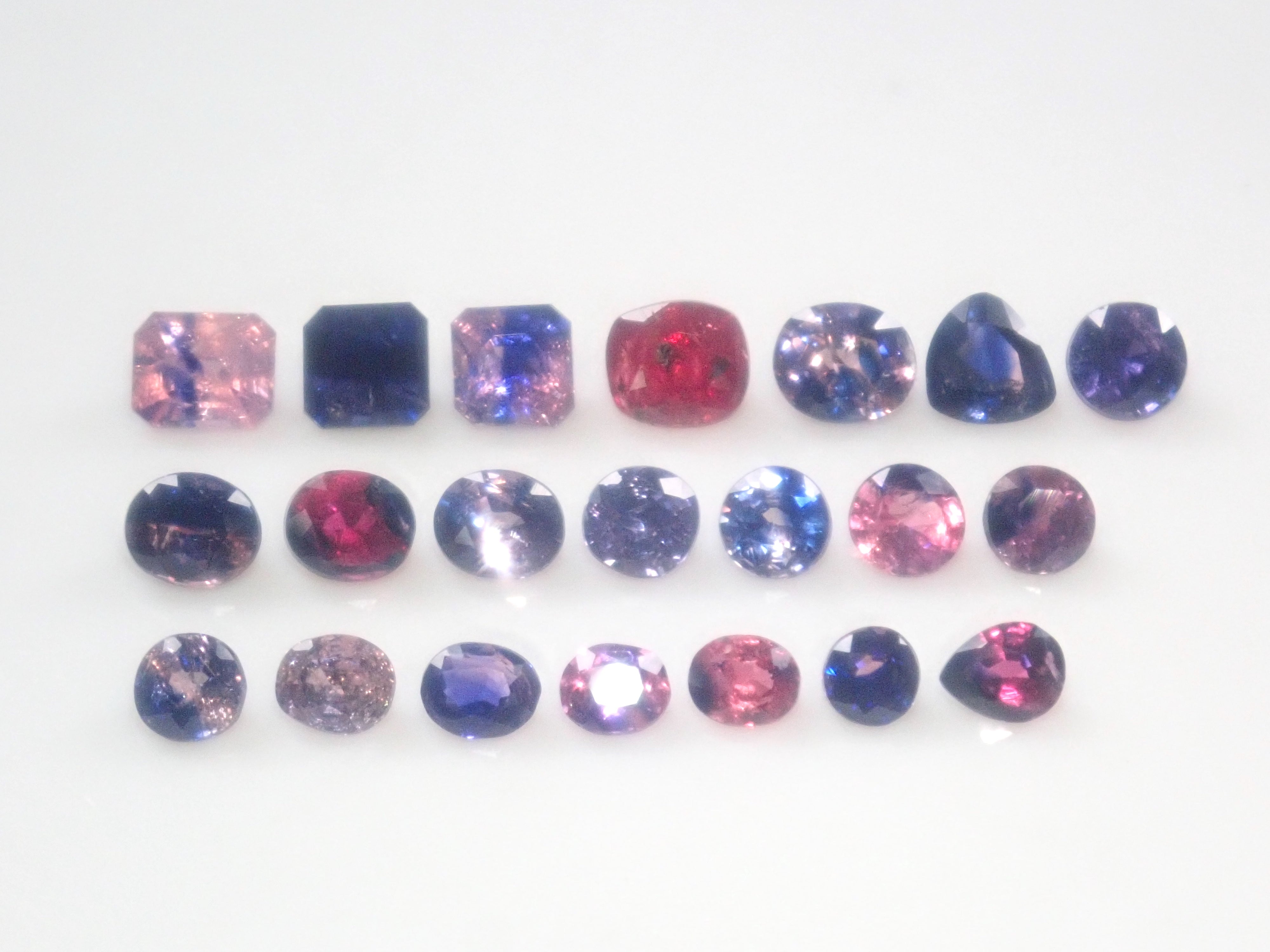 Limited to 10 stones: Madagascar pink sapphire (heart-shaped, including padparadscha color, approximately 3 x 2.3 mm) [Multiple purchase discounts available]