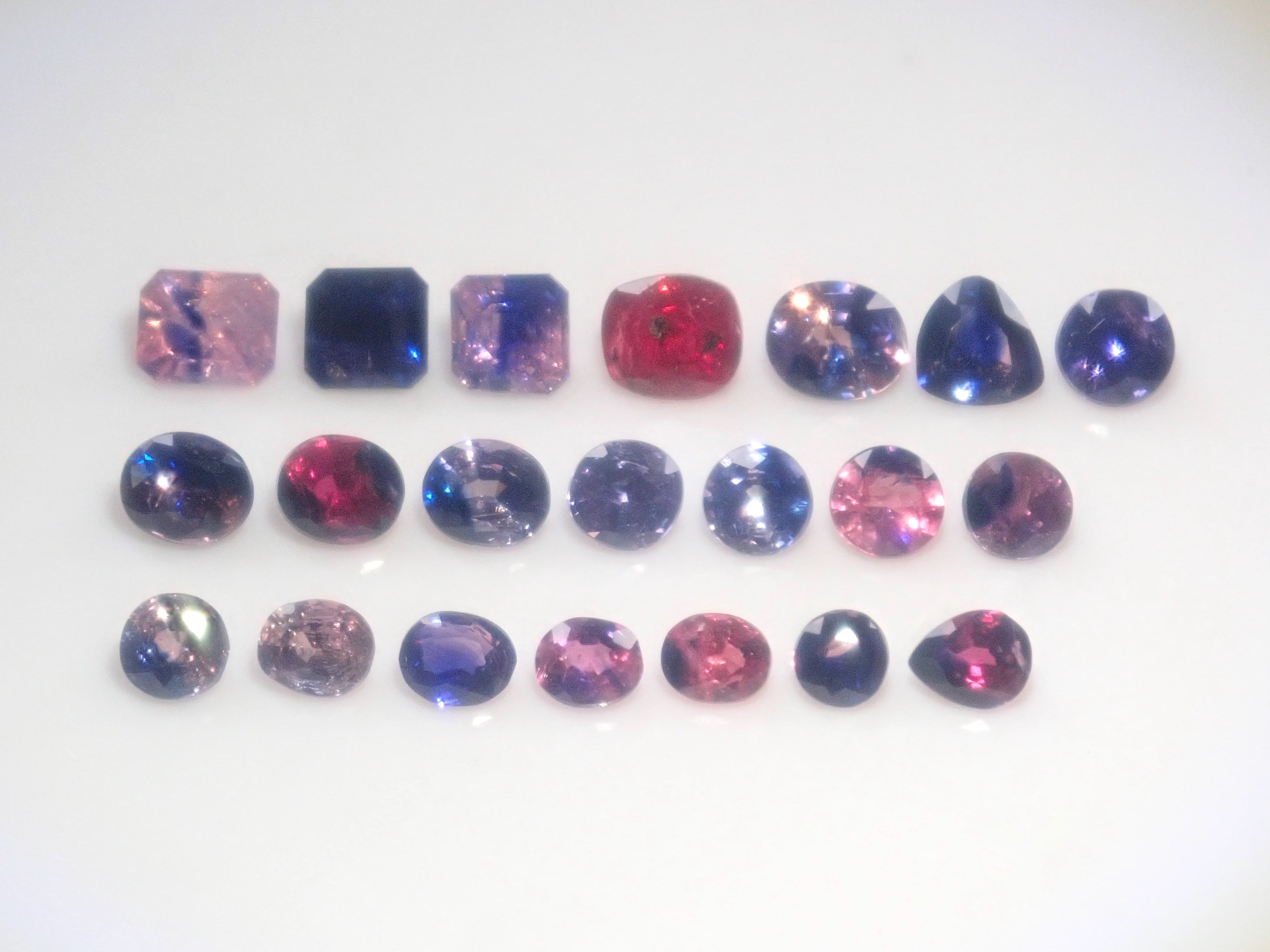Limited to 10 stones: Madagascar pink sapphire (heart-shaped, including padparadscha color, approximately 3 x 2.3 mm) [Multiple purchase discounts available]
