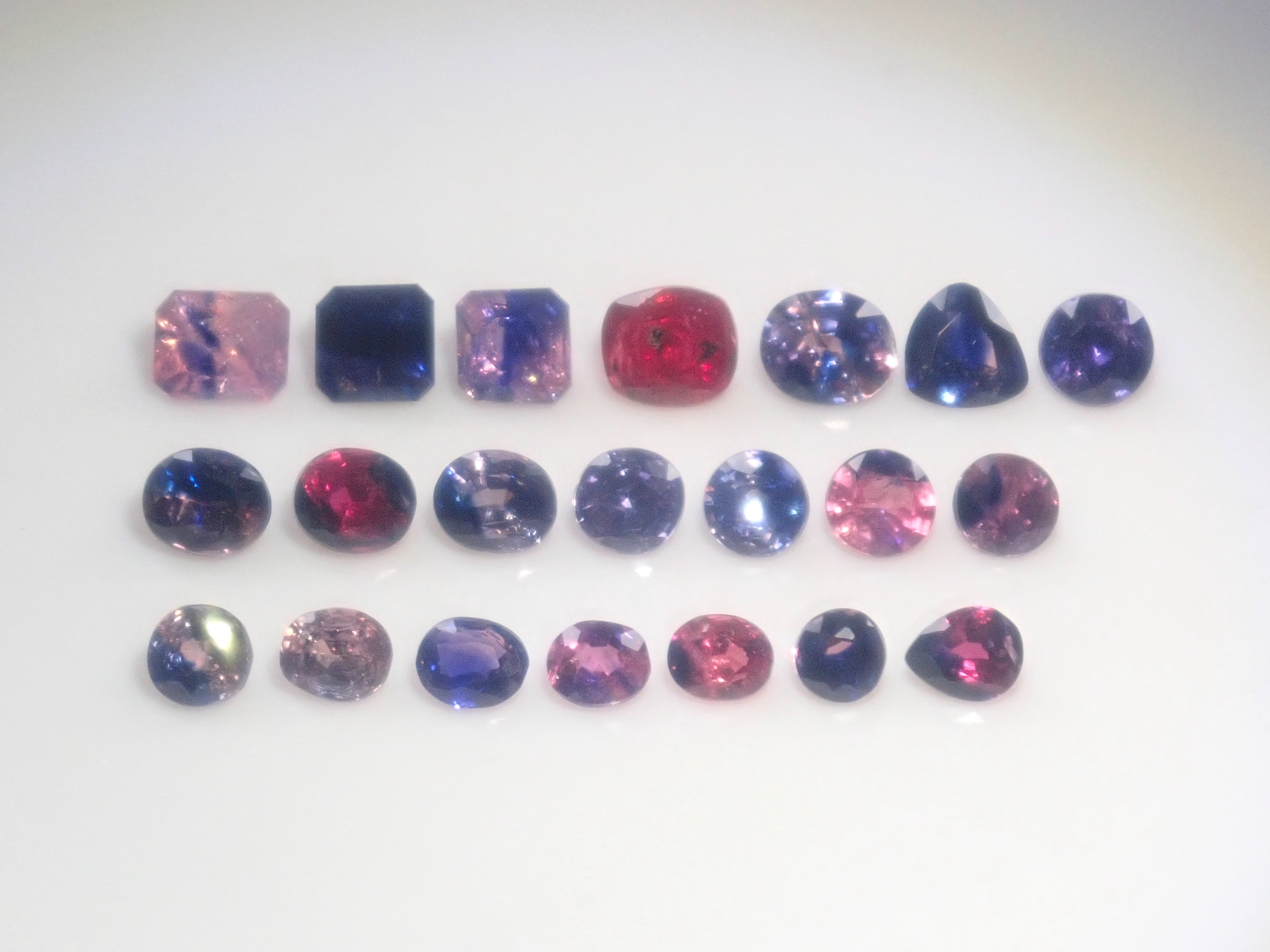 Limited to 10 stones: Madagascar pink sapphire (heart-shaped, including padparadscha color, approximately 3 x 2.3 mm) [Multiple purchase discounts available]