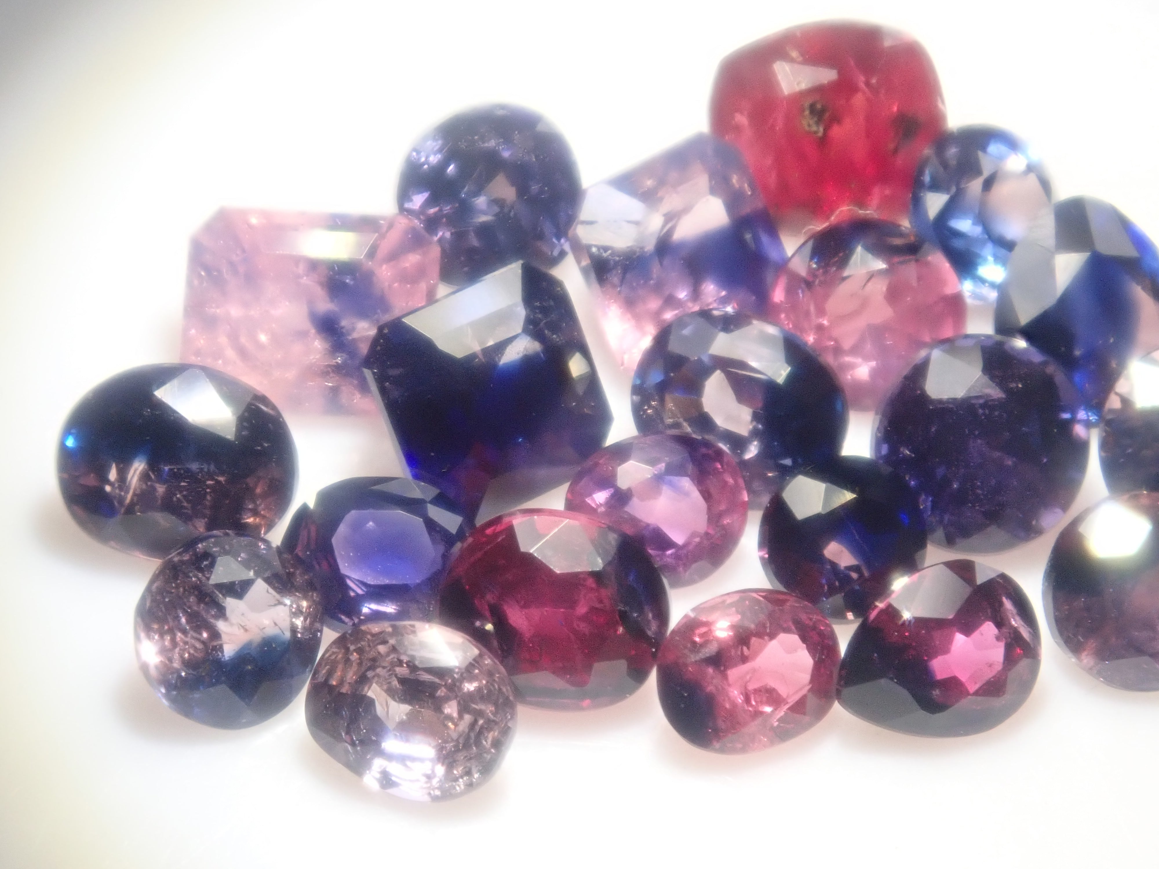 Limited to 10 stones: Madagascar pink sapphire (heart-shaped, including padparadscha color, approximately 3 x 2.3 mm) [Multiple purchase discounts available]