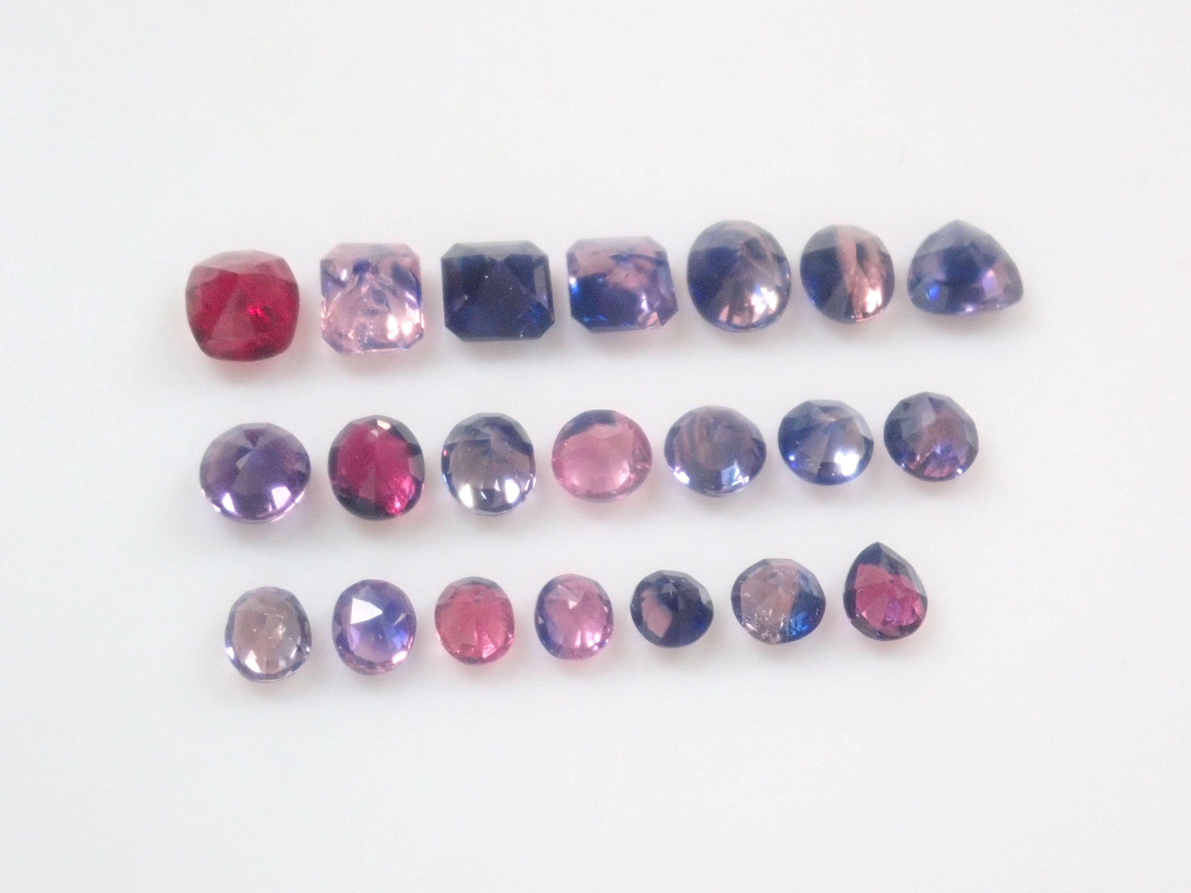 Limited to 10 stones: Madagascar pink sapphire (heart-shaped, including padparadscha color, approximately 3 x 2.3 mm) [Multiple purchase discounts available]