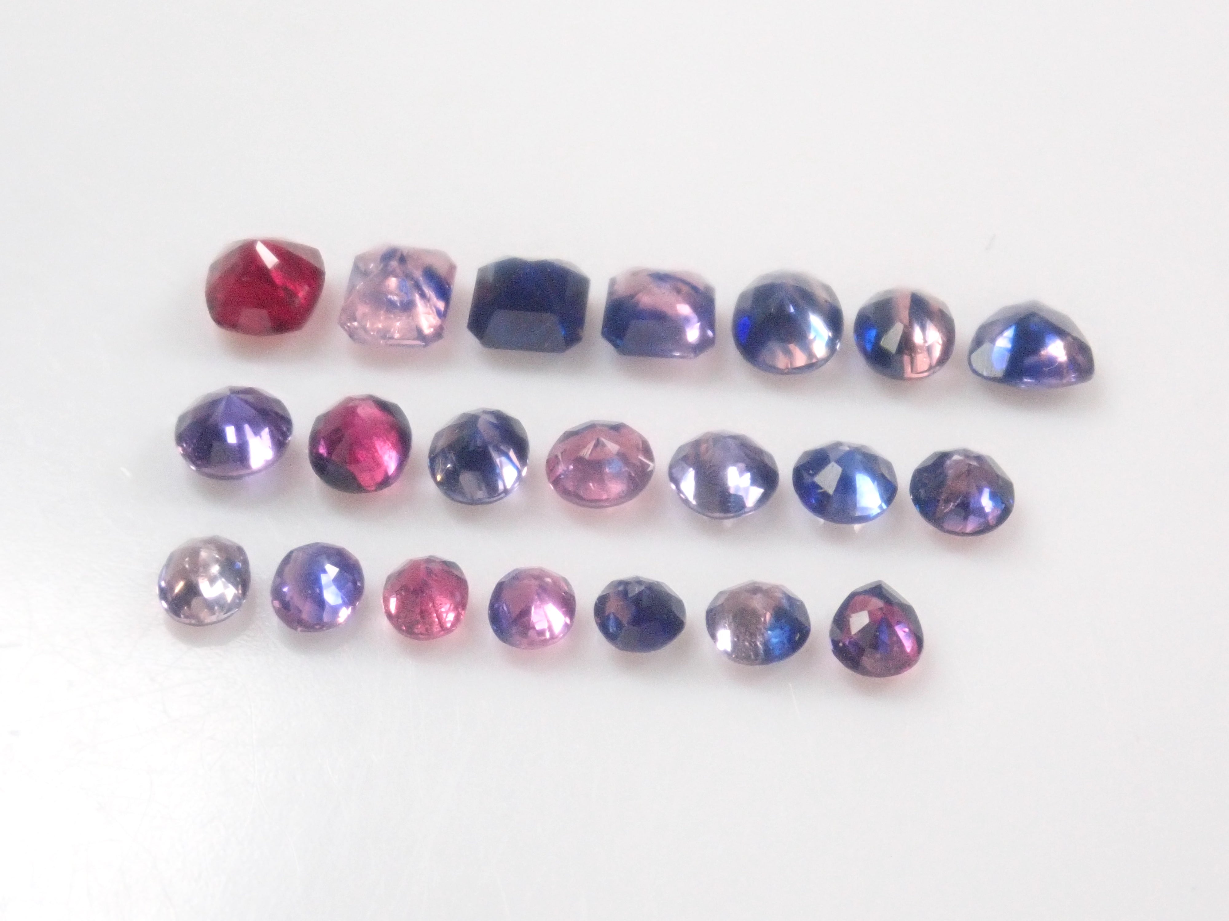 Limited to 10 stones: Madagascar pink sapphire (heart-shaped, including padparadscha color, approximately 3 x 2.3 mm) [Multiple purchase discounts available]